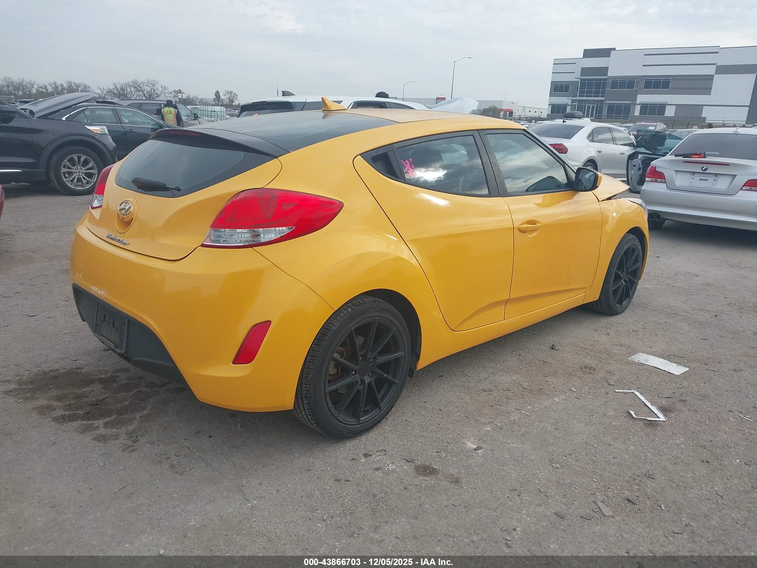 HYUNDAI VELOSTER image 4