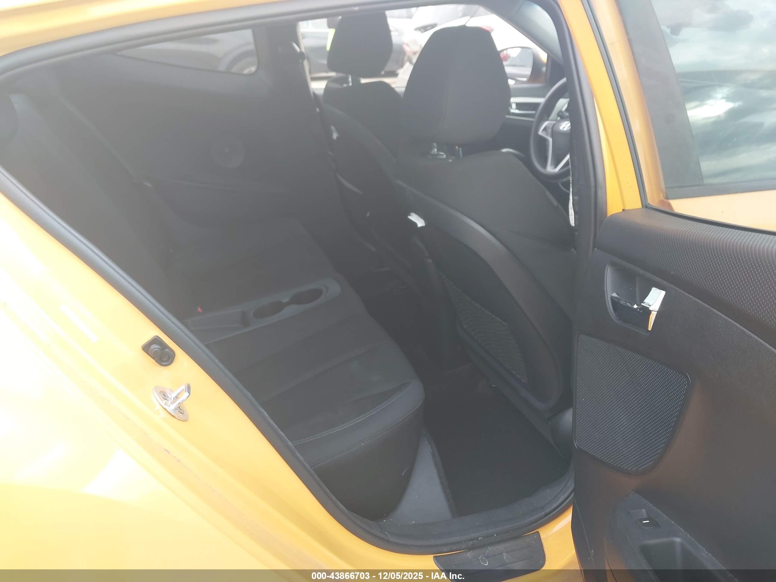 HYUNDAI VELOSTER image 8