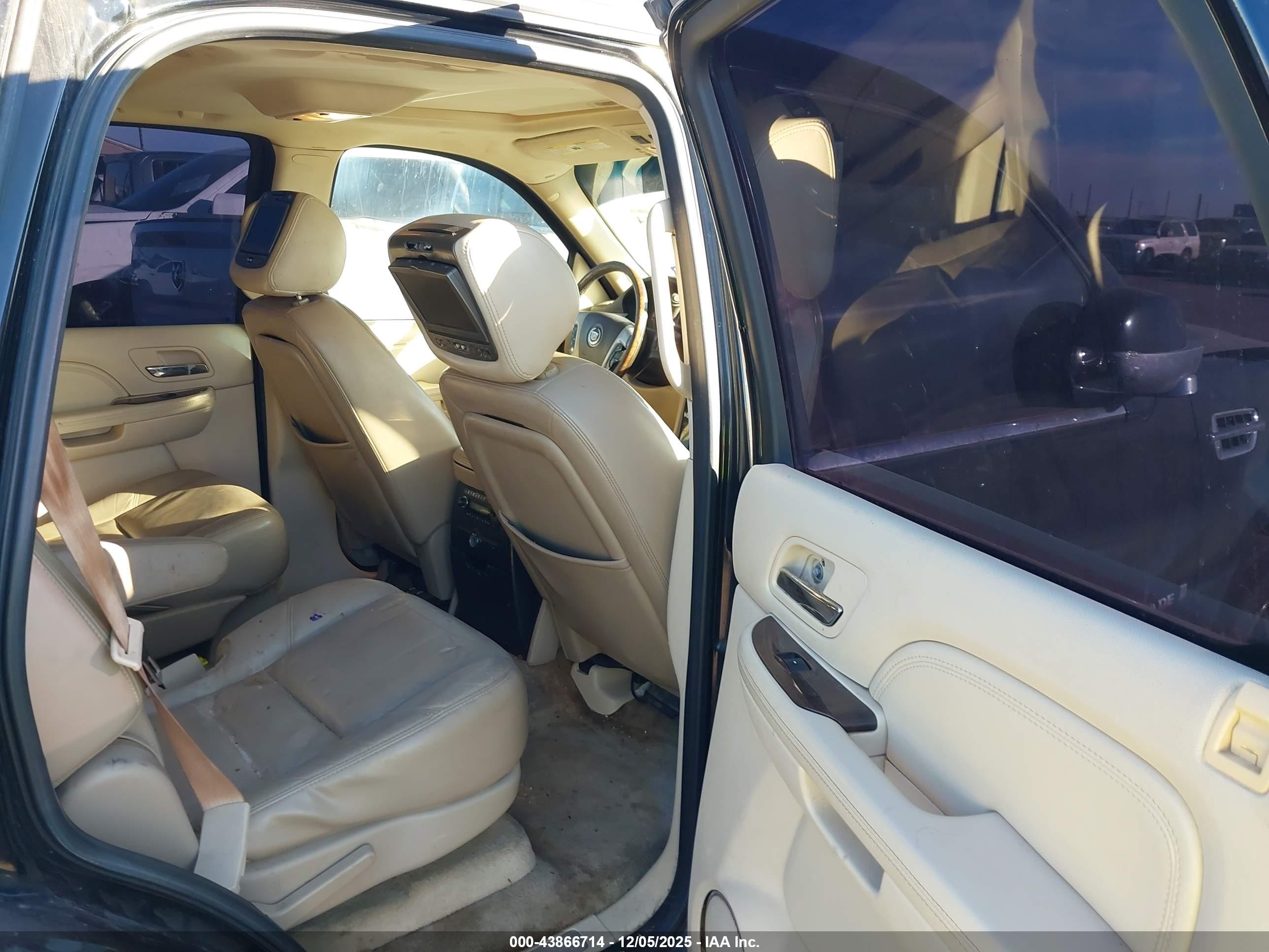 CADILLAC ESCALADE image 8