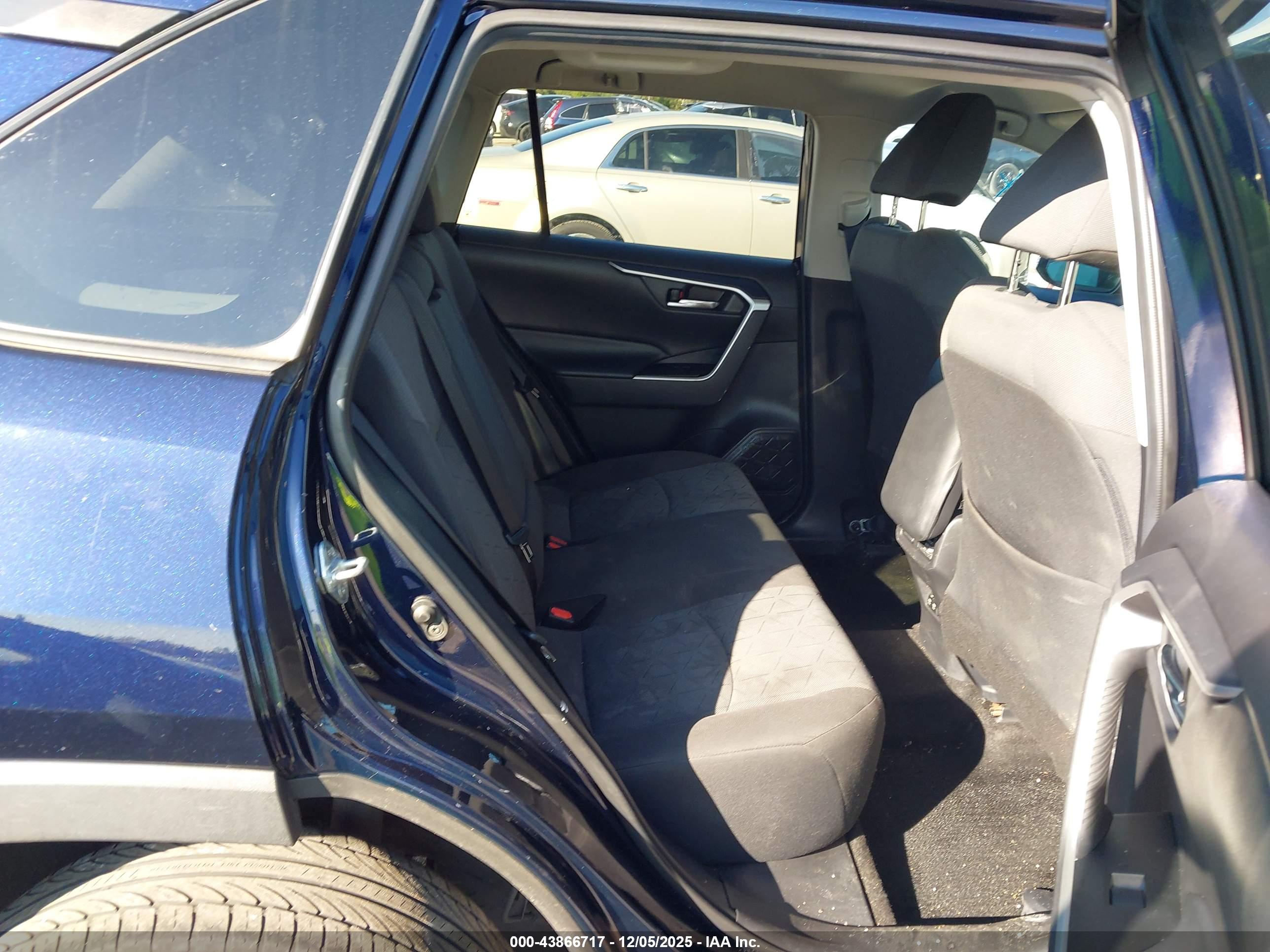 TOYOTA RAV4 image 8