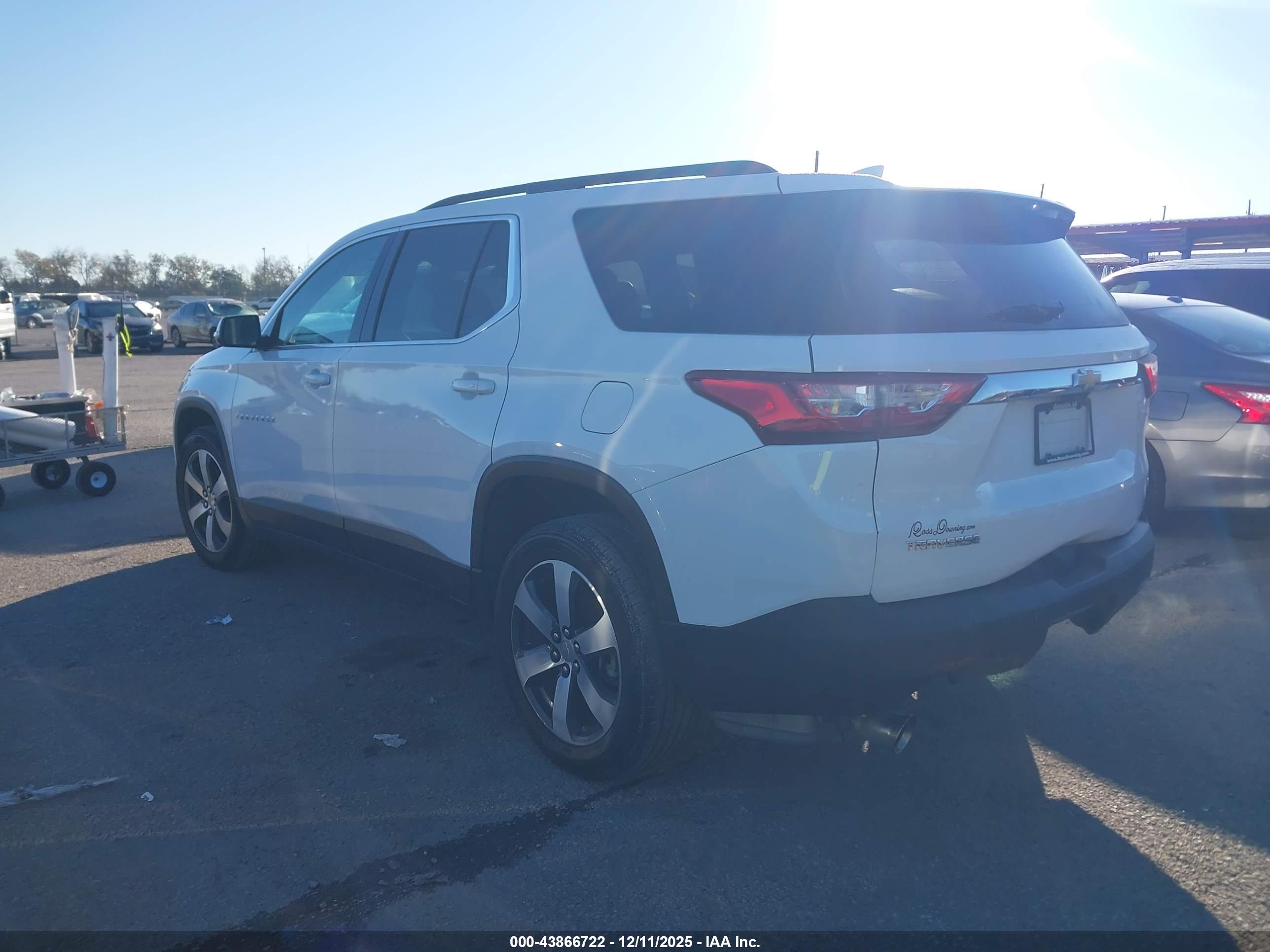 CHEVROLET TRAVERSE image 3
