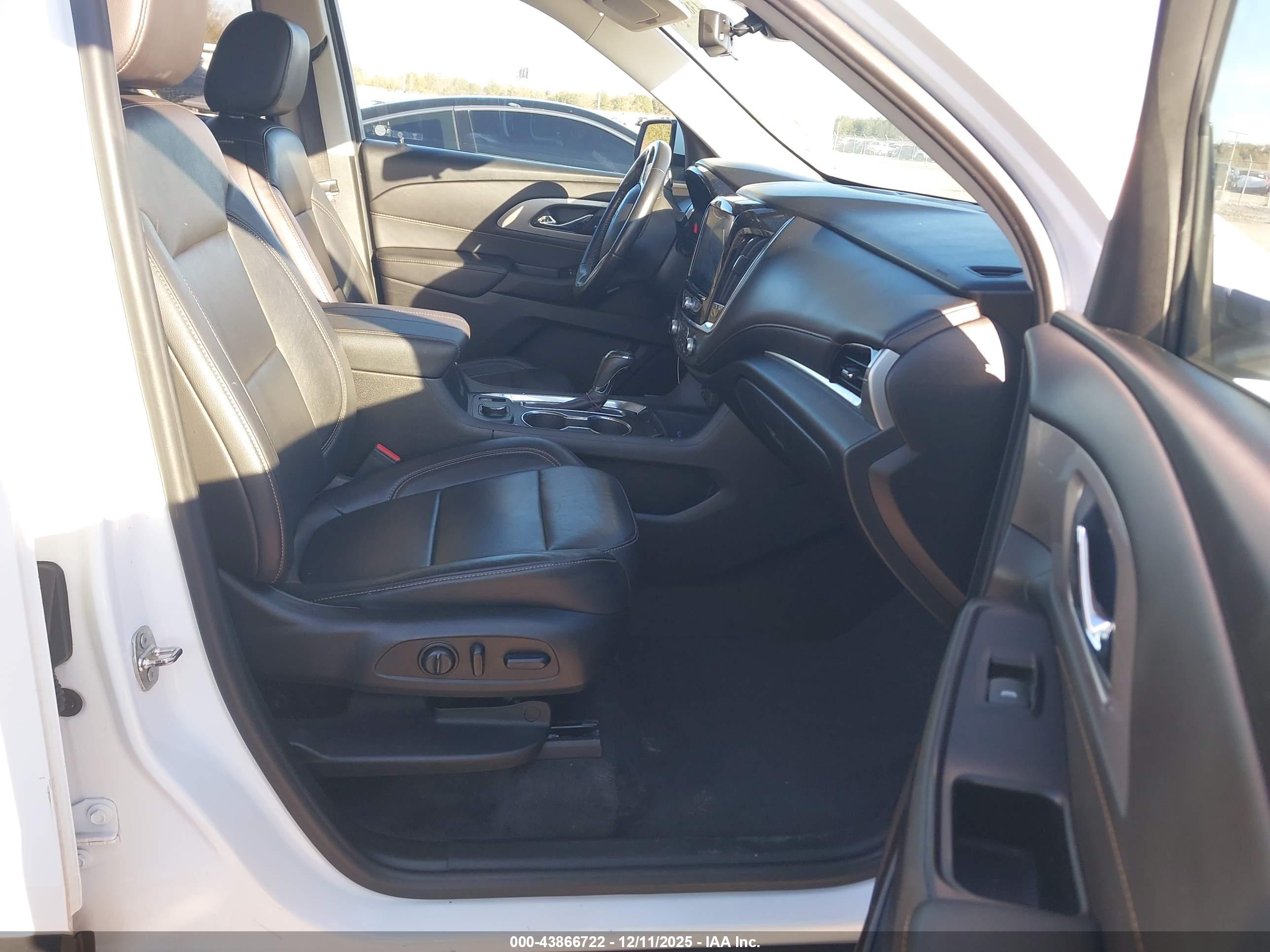 CHEVROLET TRAVERSE image 5
