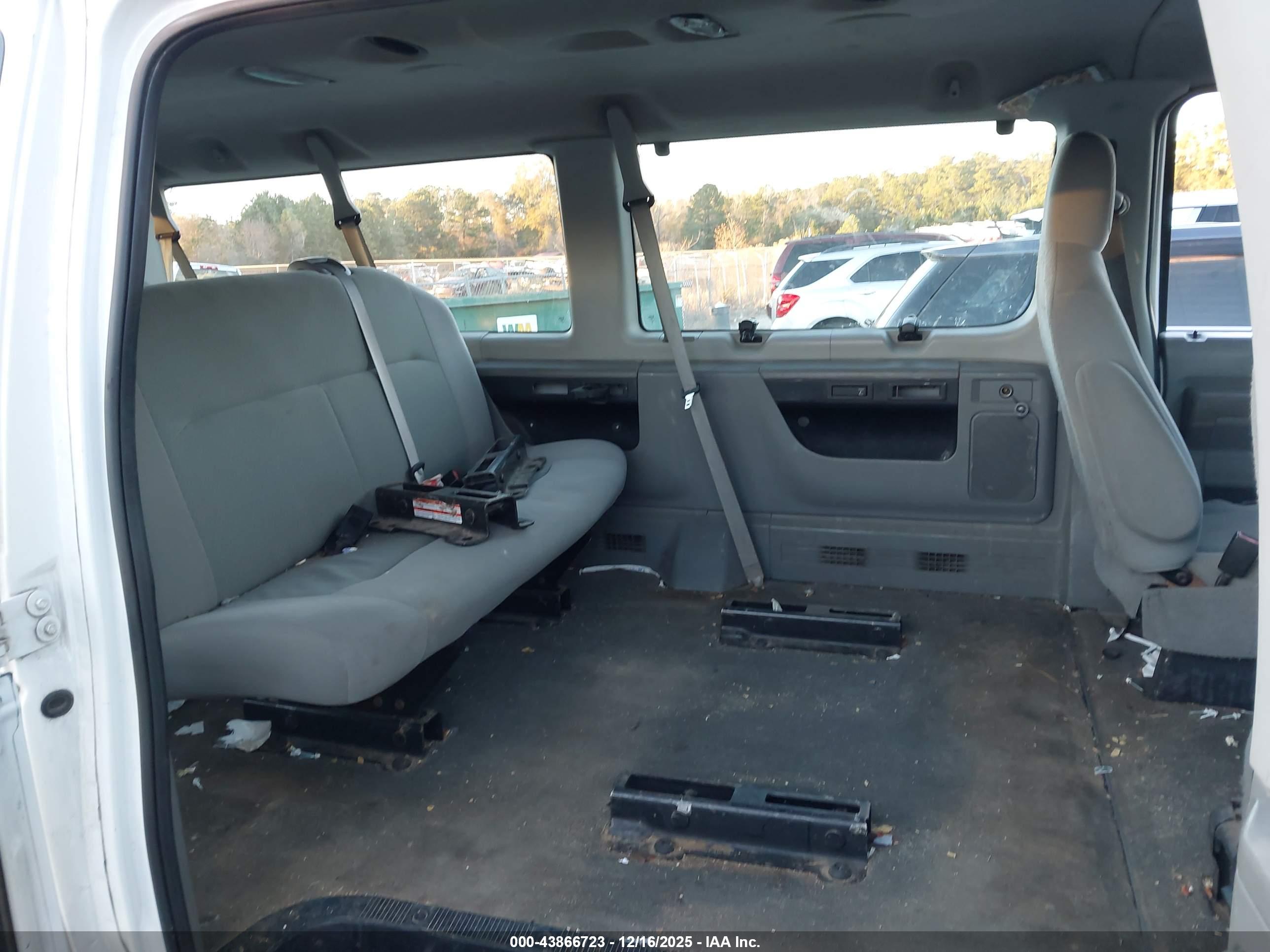 FORD E-350 image 8