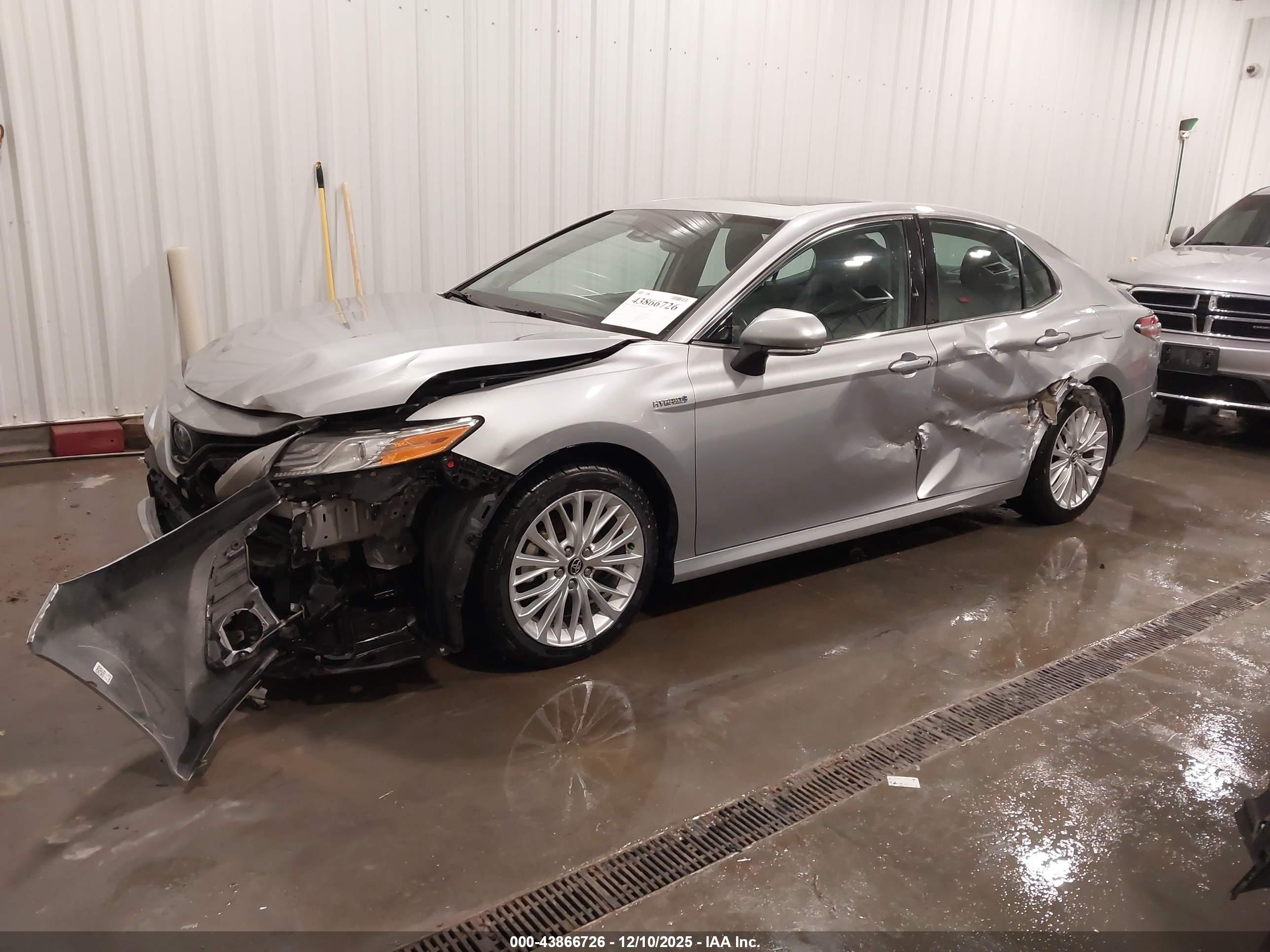 TOYOTA CAMRY image 2