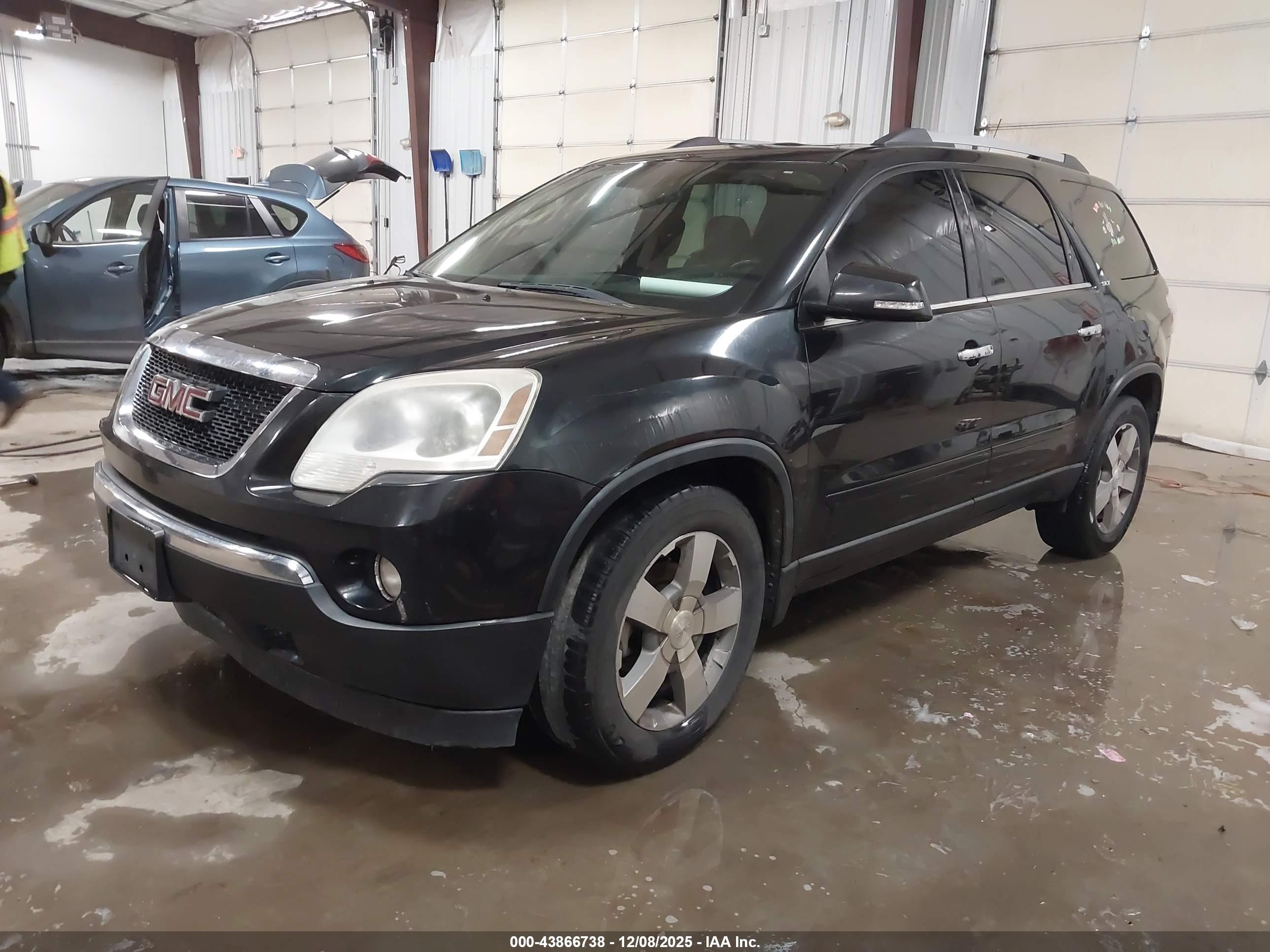 GMC ACADIA image 2