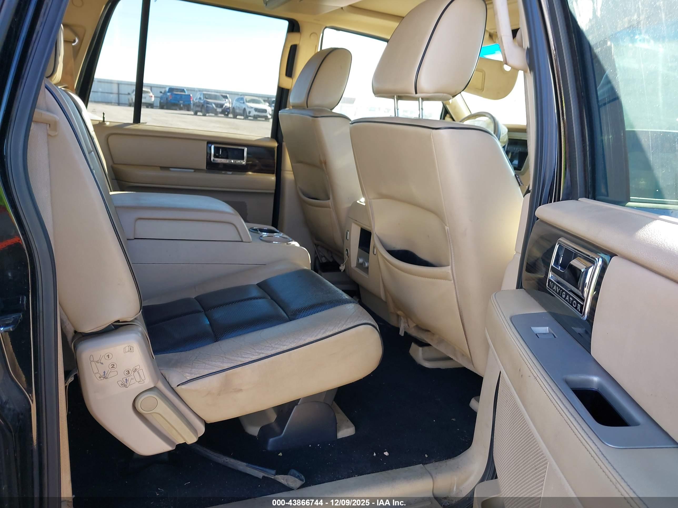 LINCOLN NAVIGATOR image 8