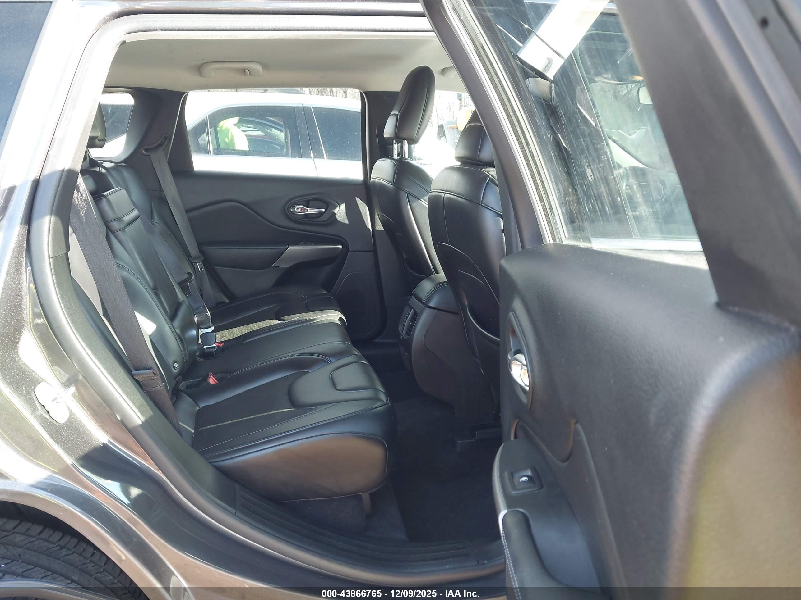 JEEP CHEROKEE image 8
