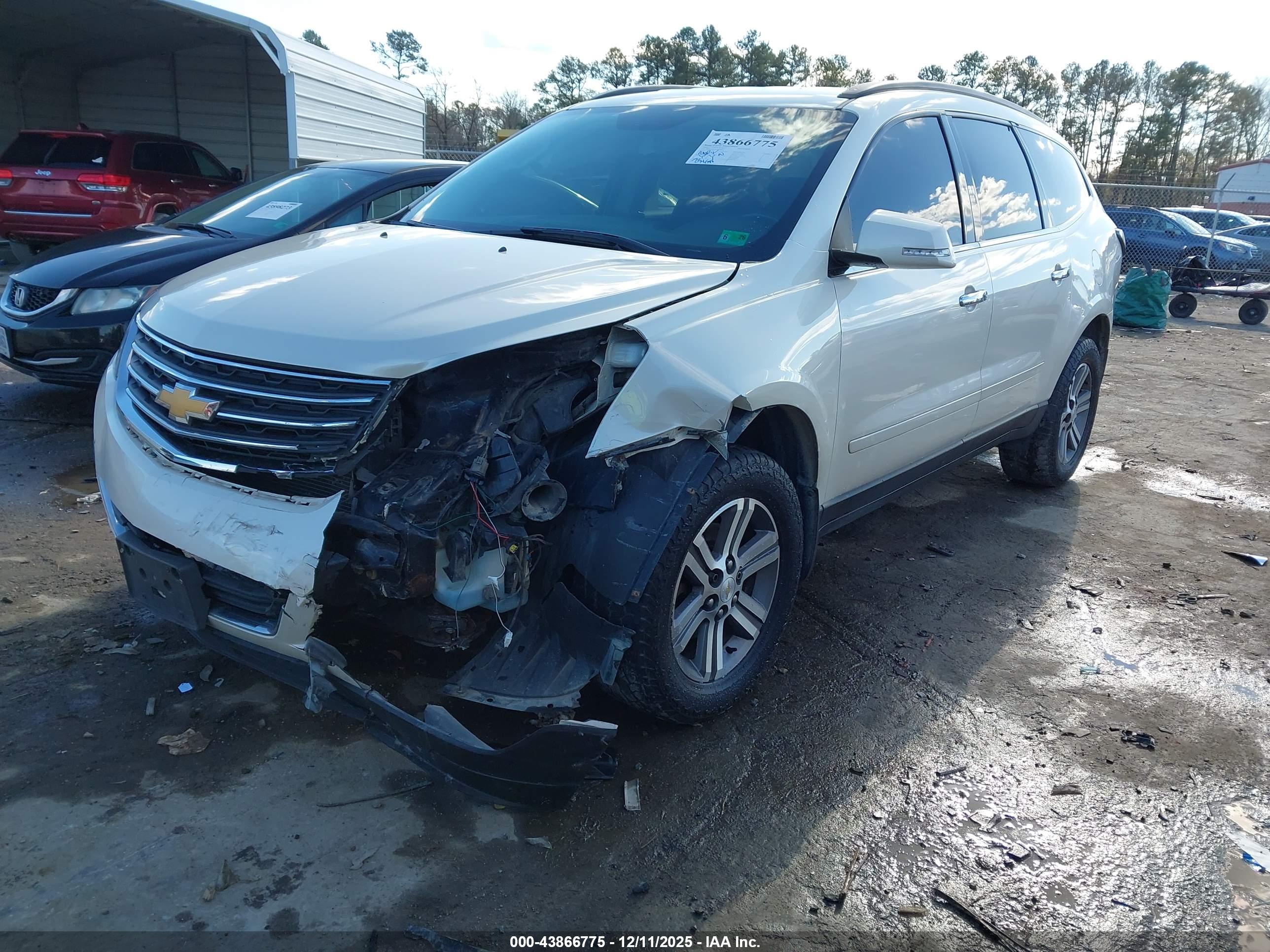 CHEVROLET TRAVERSE image 2