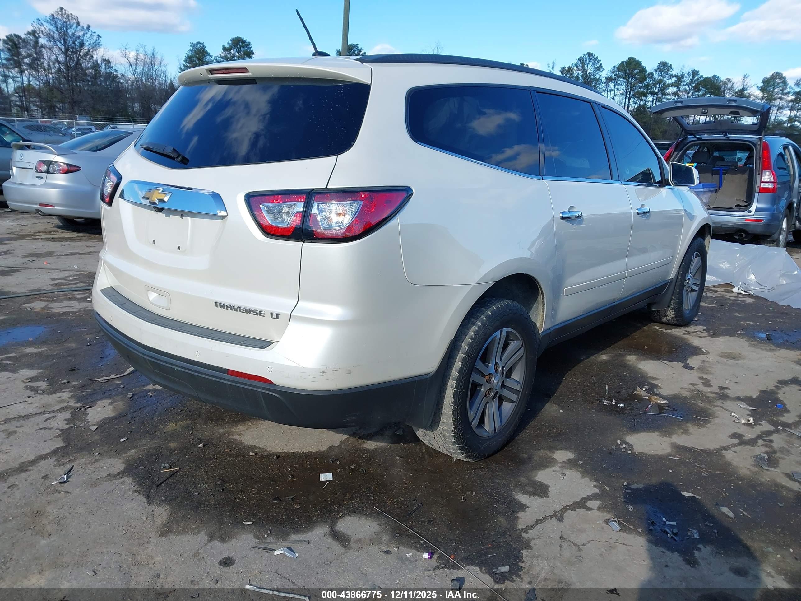 CHEVROLET TRAVERSE image 4
