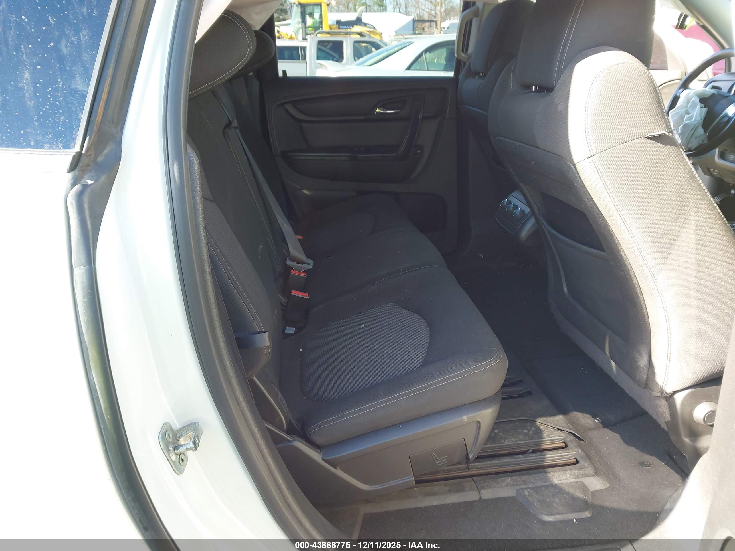 CHEVROLET TRAVERSE image 8