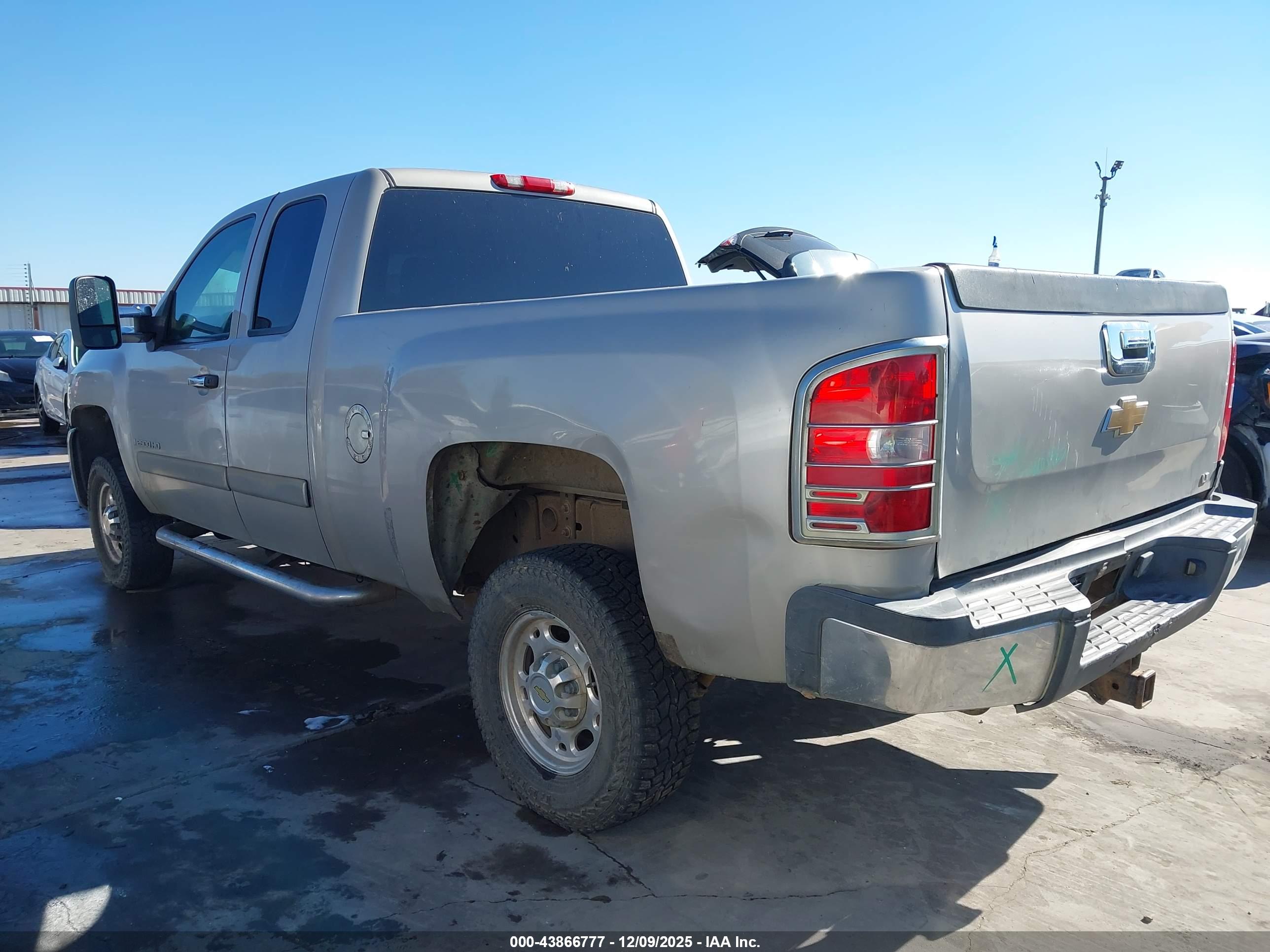 CHEVROLET SILVERADO image 3