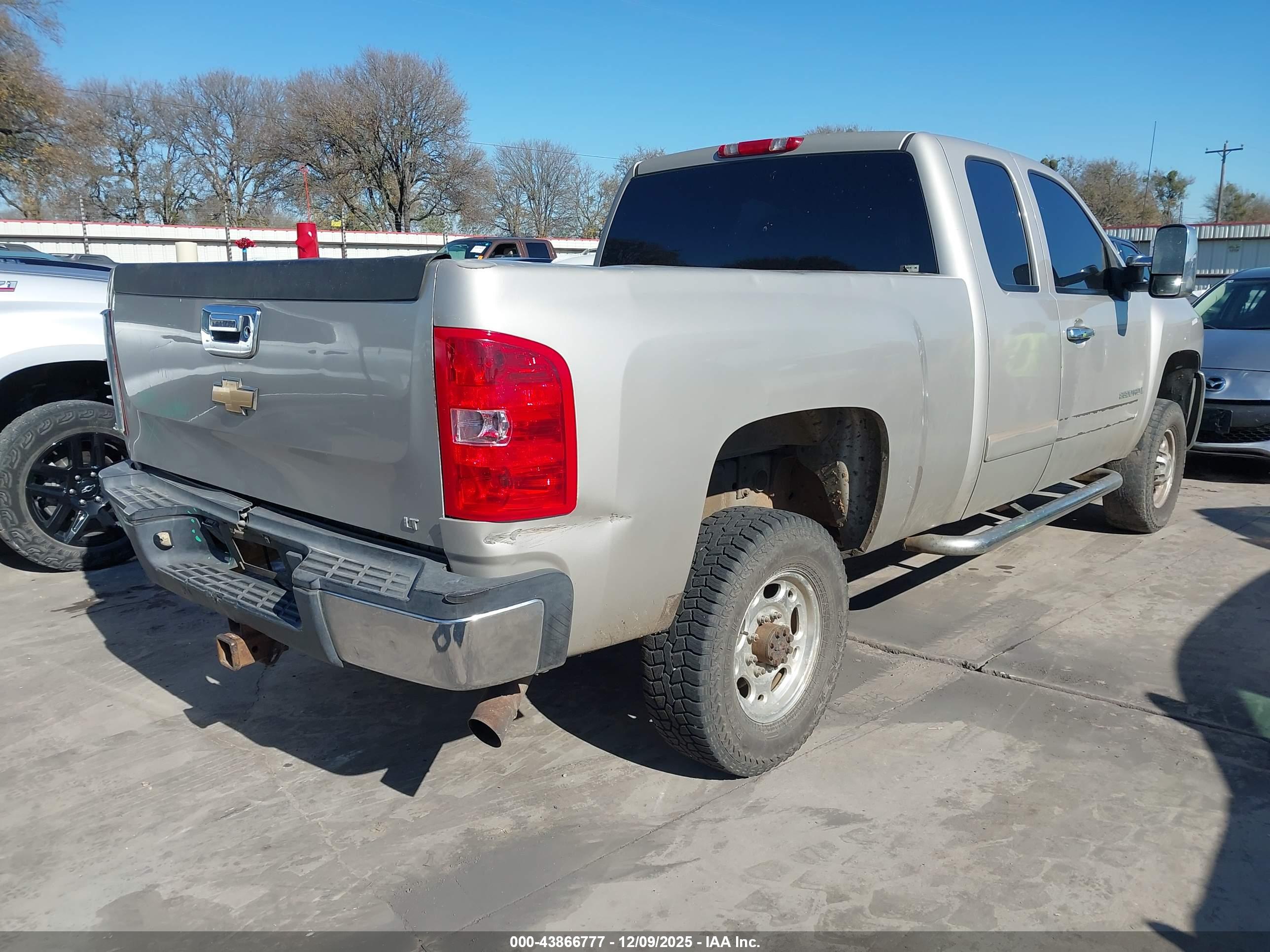 CHEVROLET SILVERADO image 4
