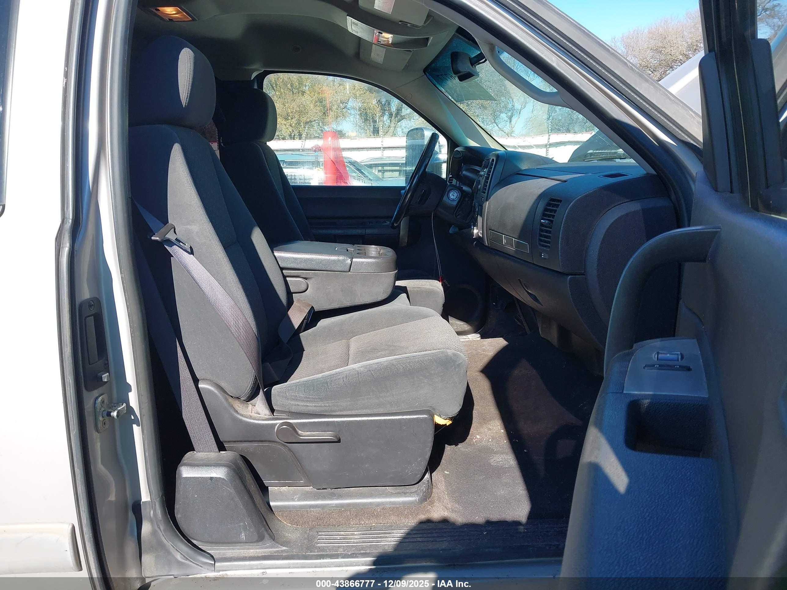 CHEVROLET SILVERADO image 5