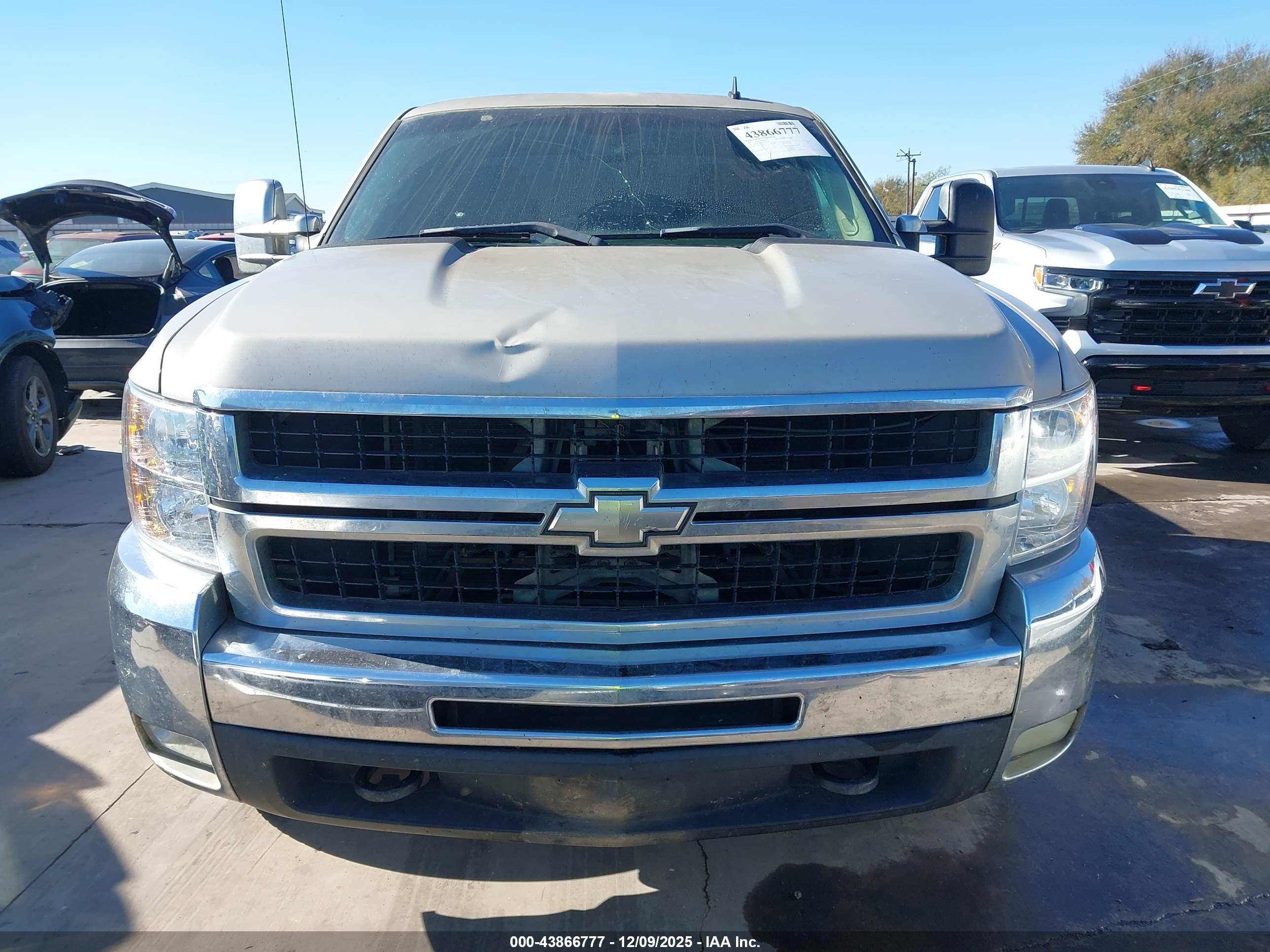 CHEVROLET SILVERADO image 6