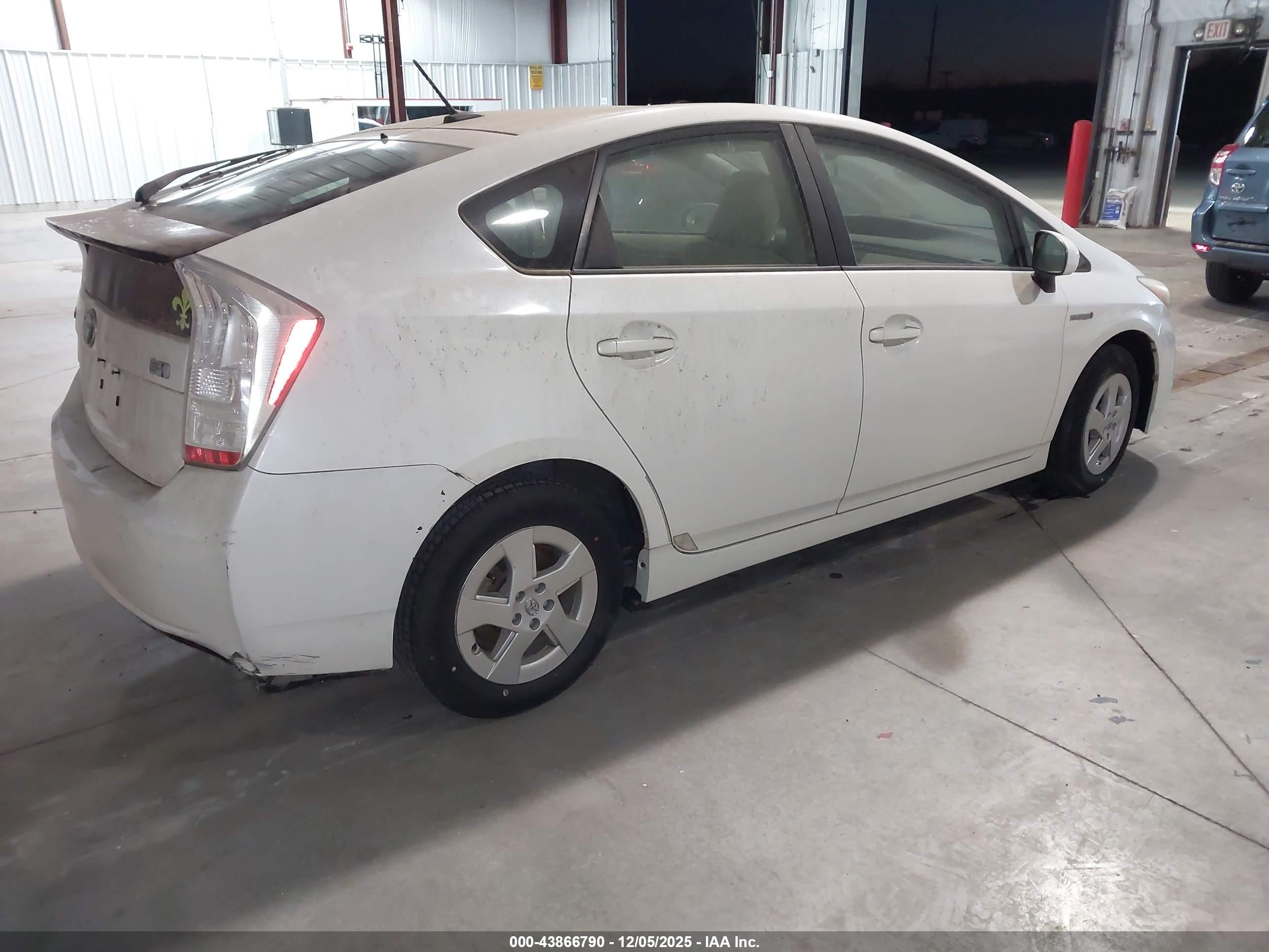 TOYOTA PRIUS image 4