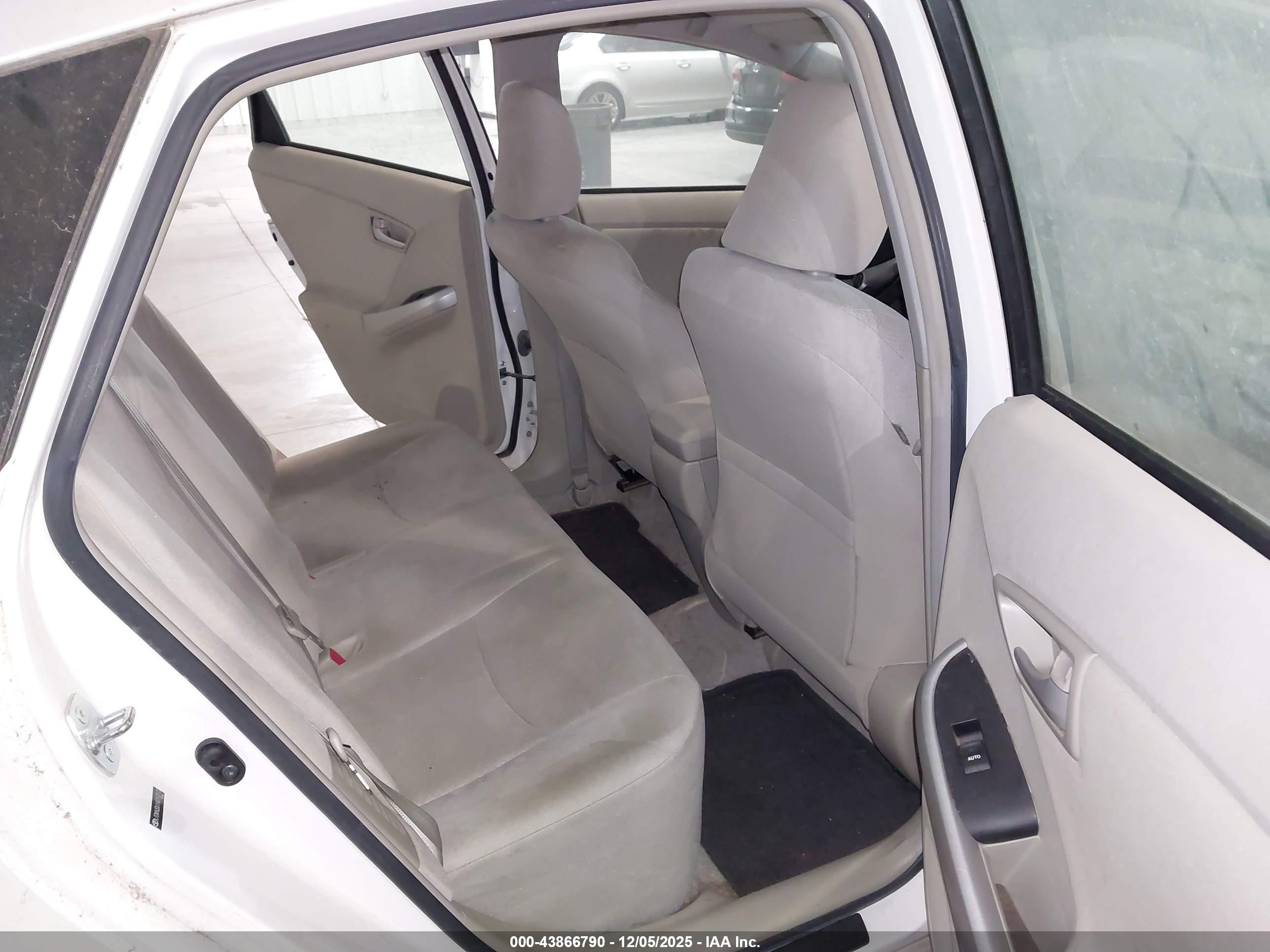 TOYOTA PRIUS image 8