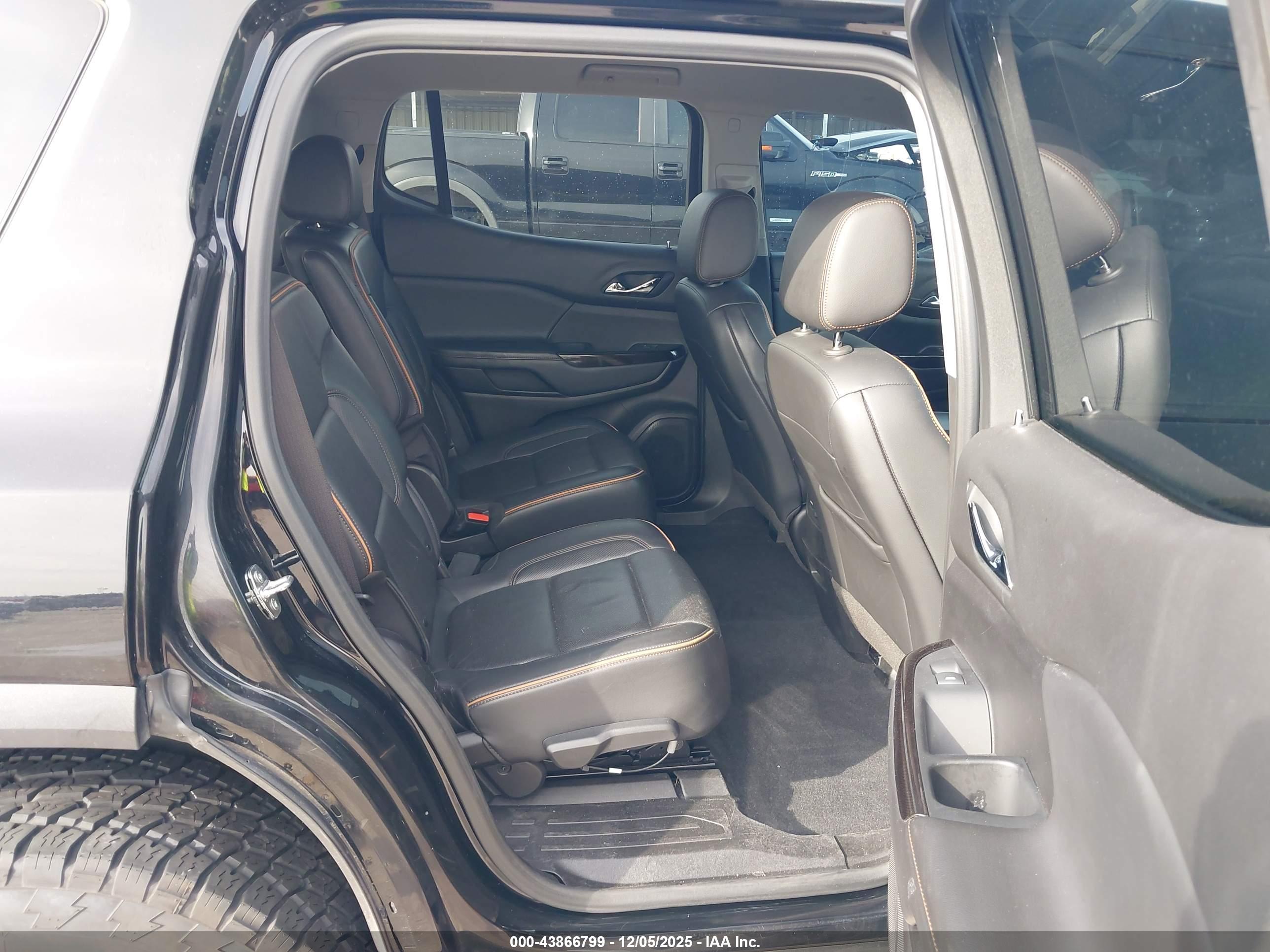 GMC ACADIA image 8