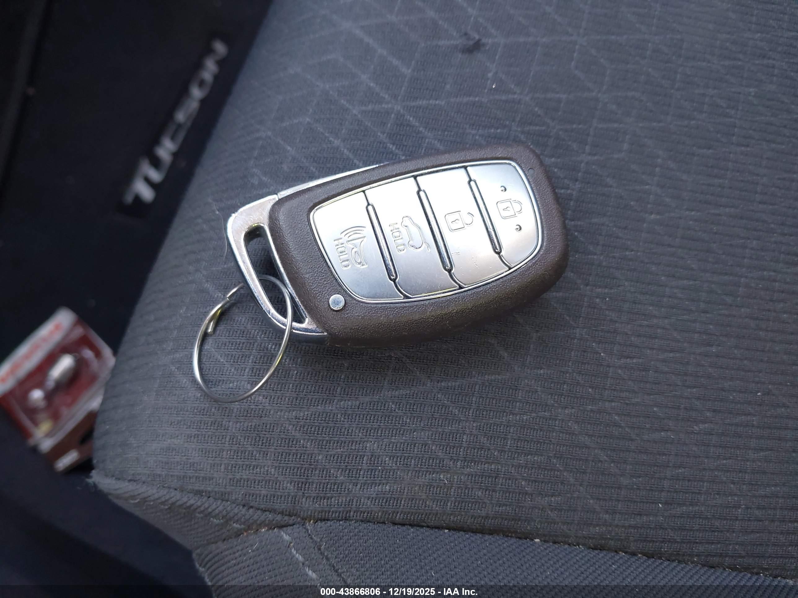 HYUNDAI TUCSON image 11