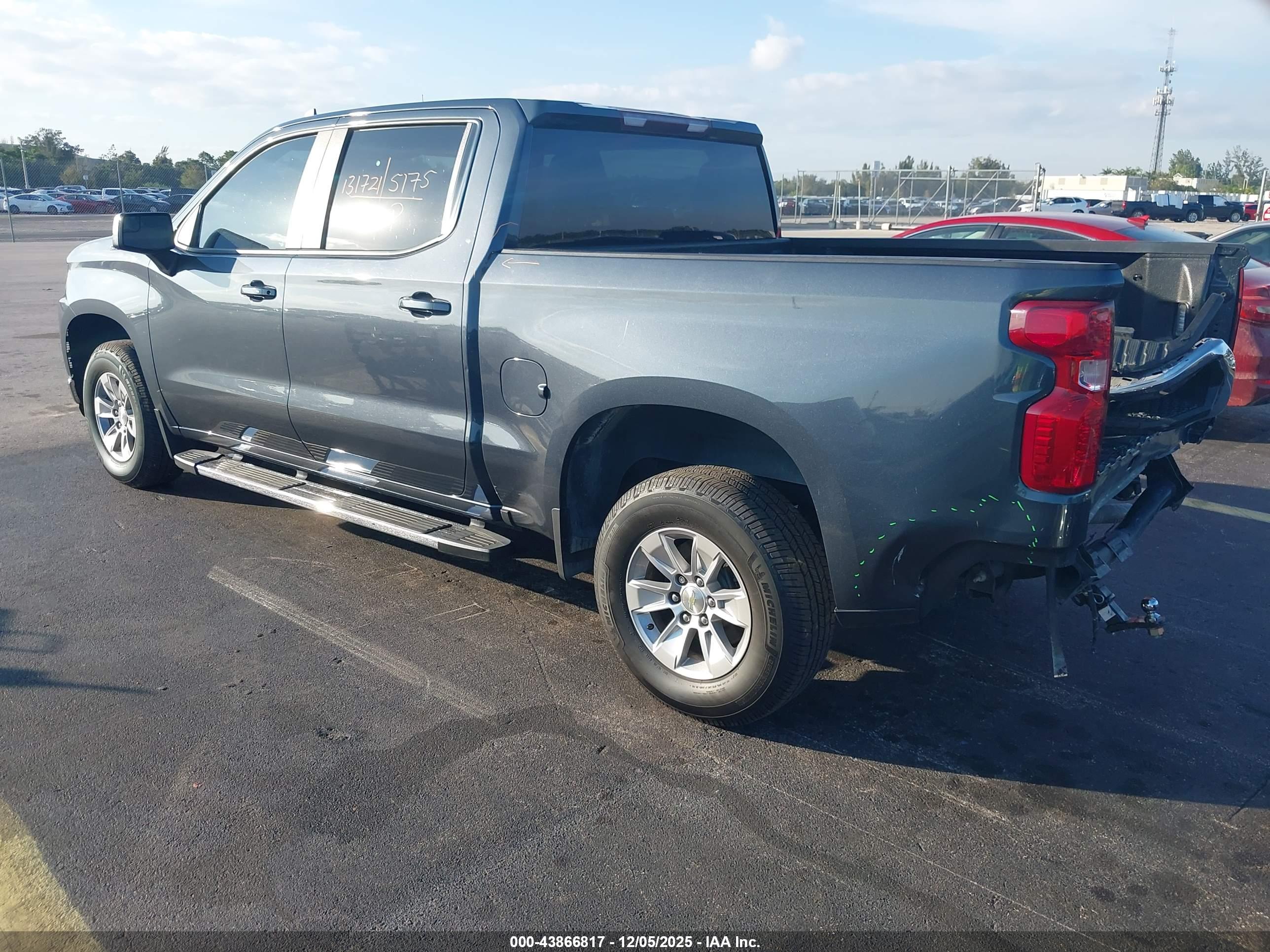 CHEVROLET SILVERADO image 3