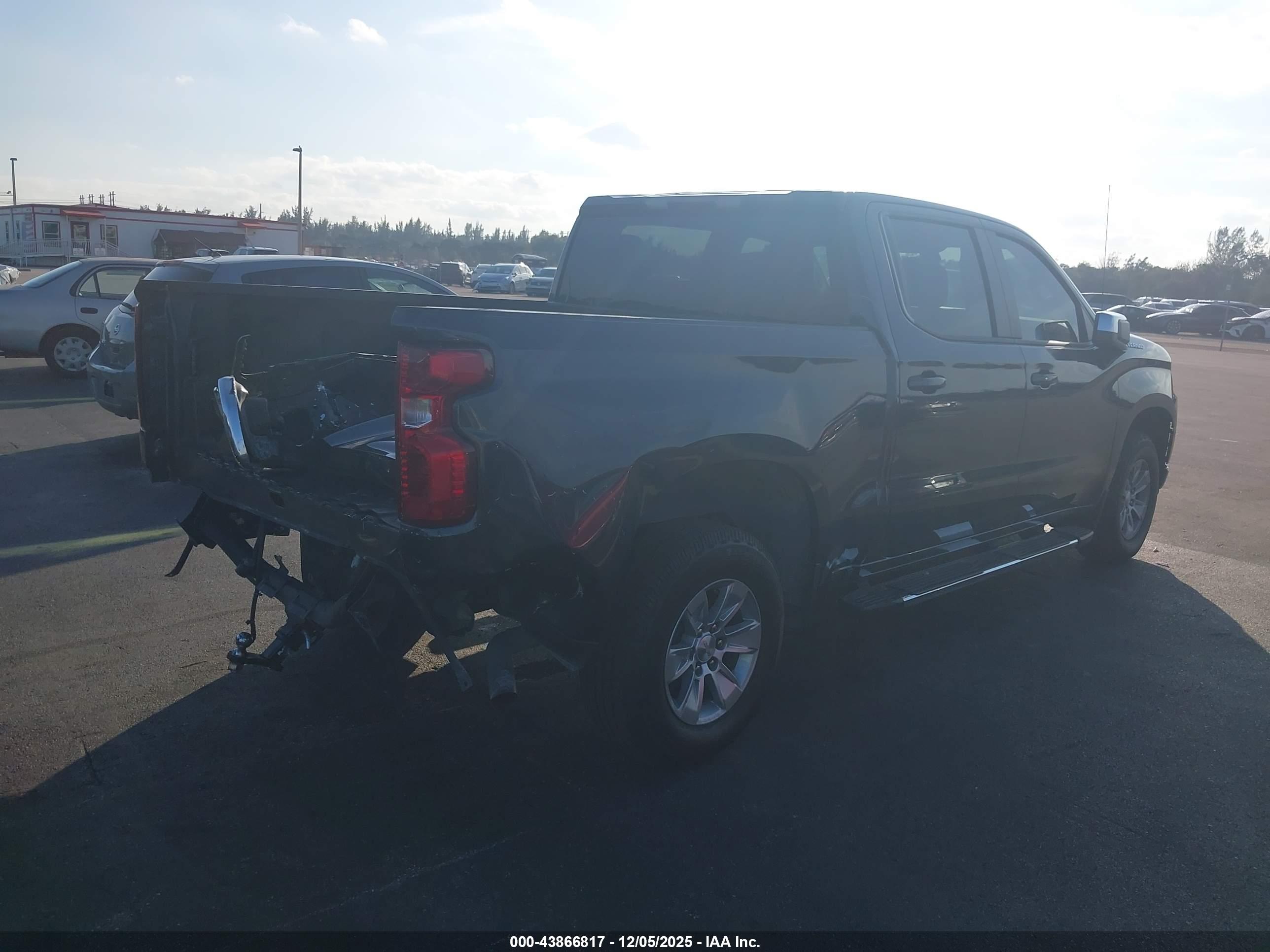 CHEVROLET SILVERADO image 4
