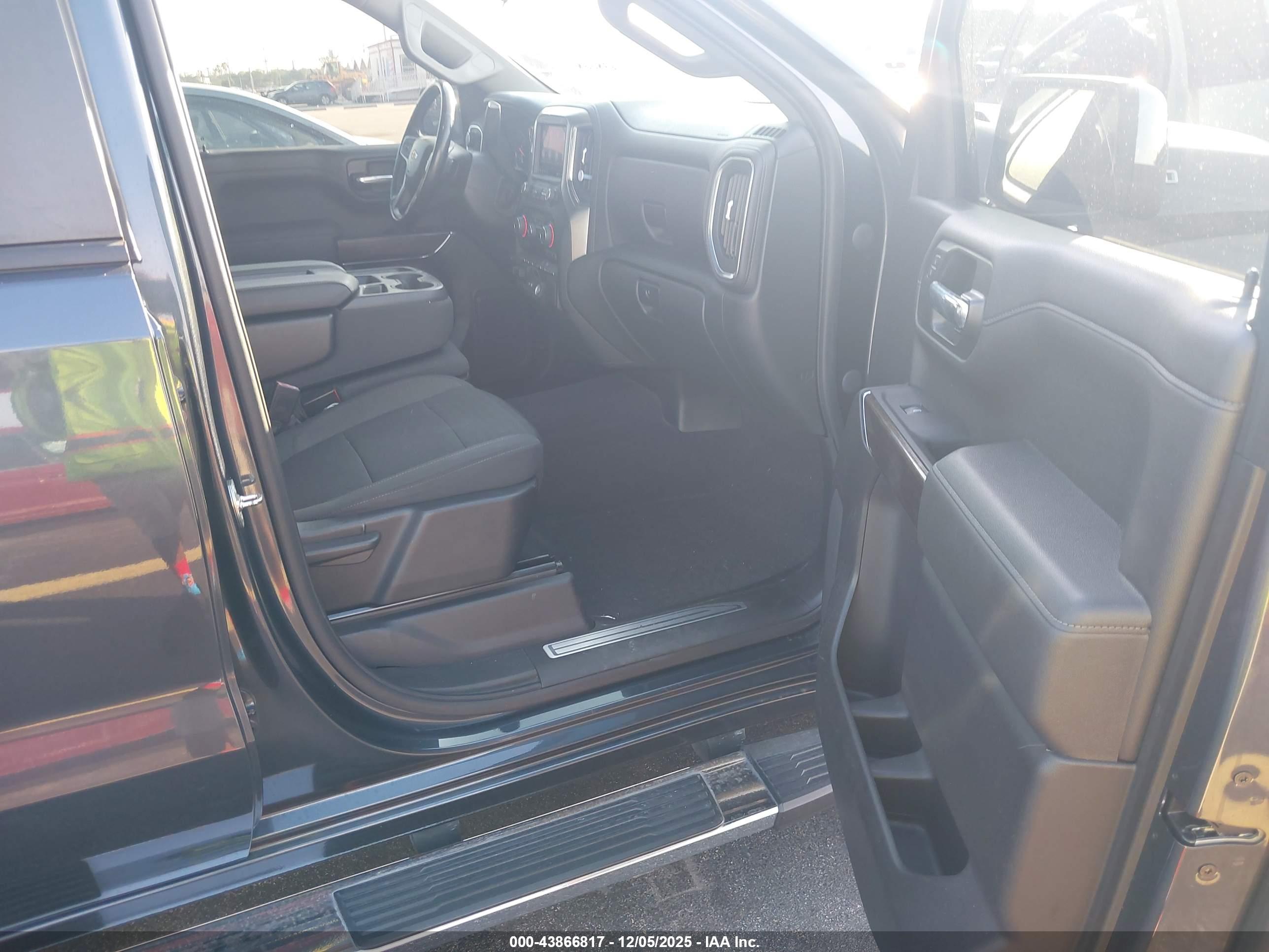 CHEVROLET SILVERADO image 5