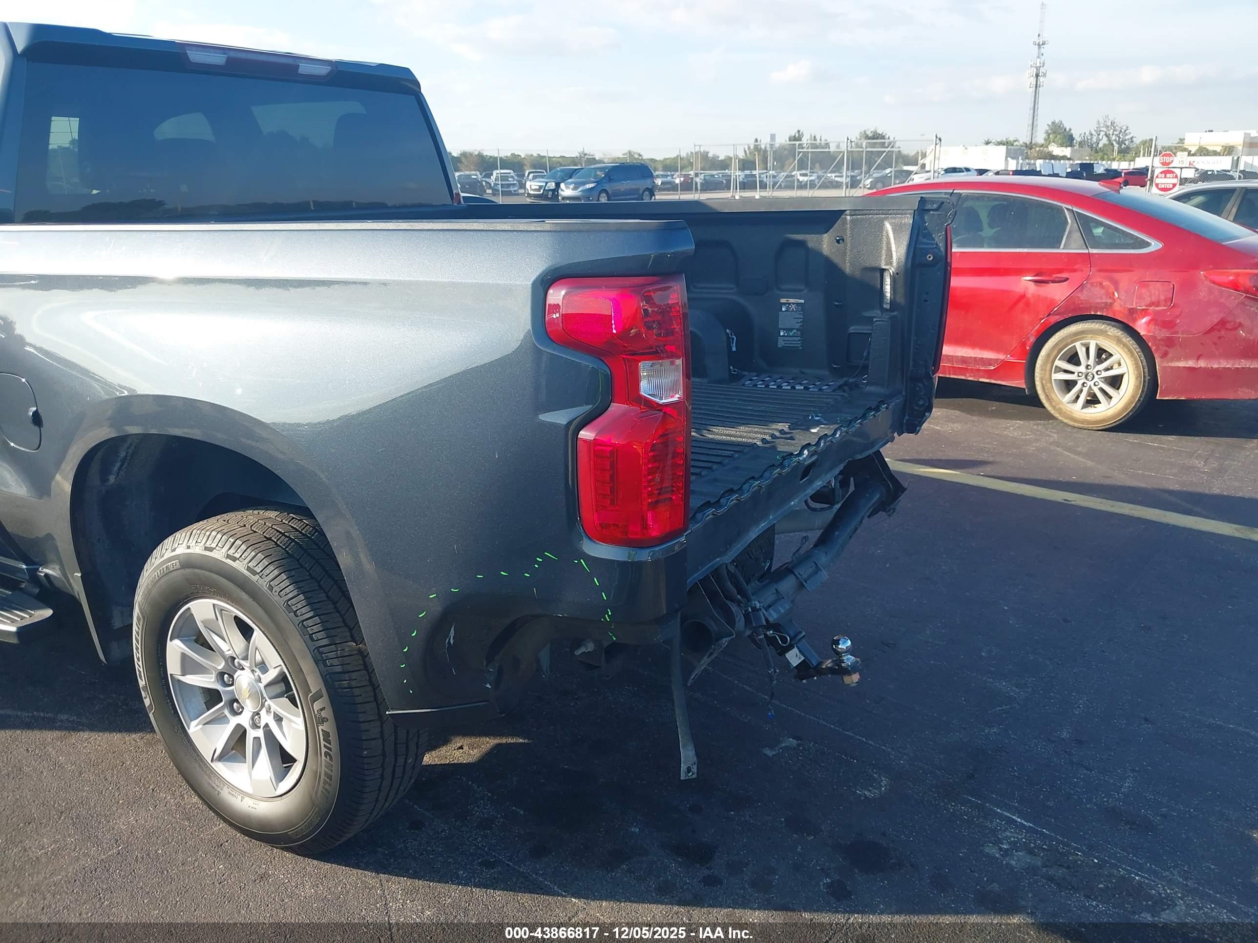 CHEVROLET SILVERADO image 6
