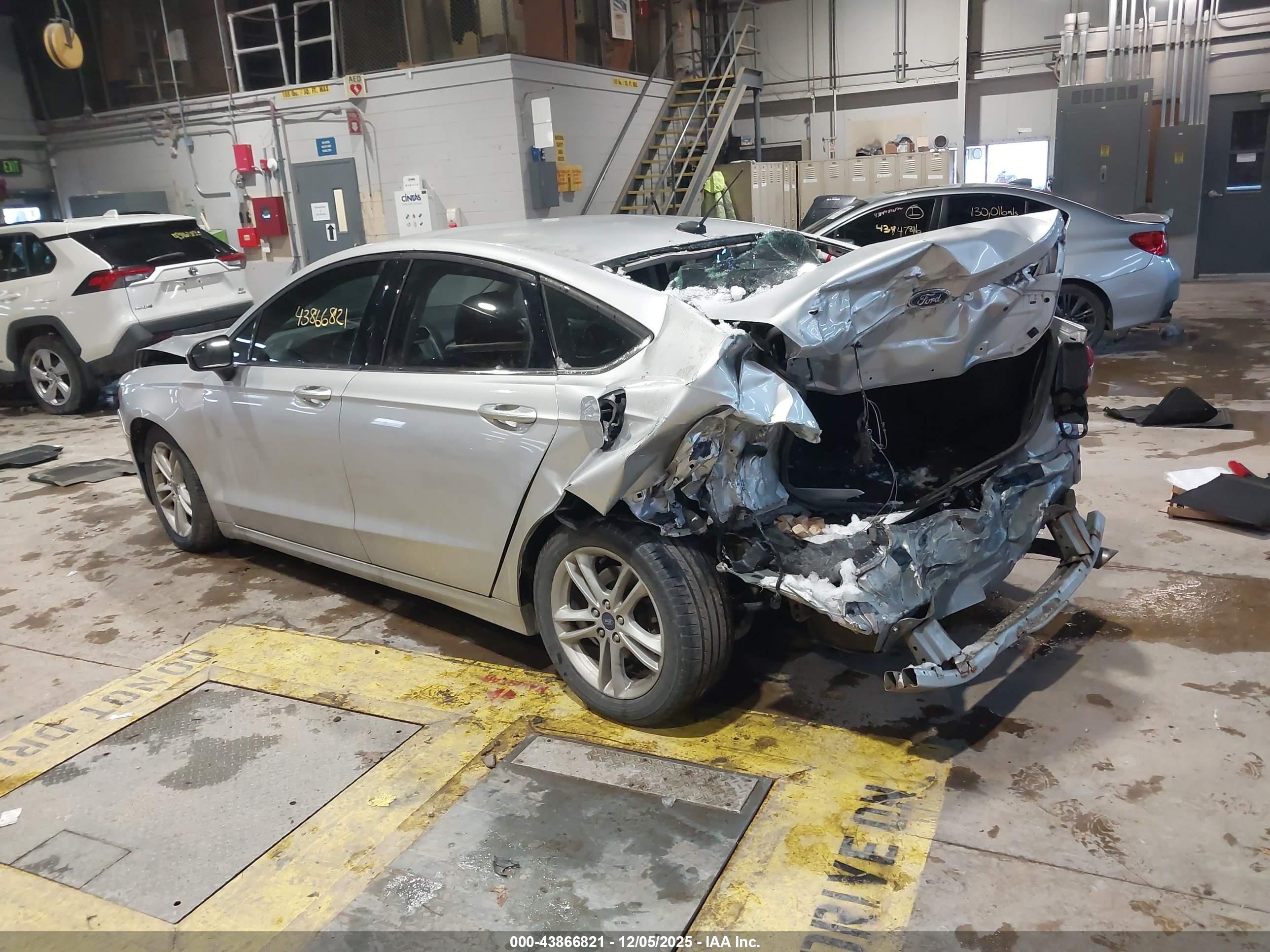 FORD FUSION image 3
