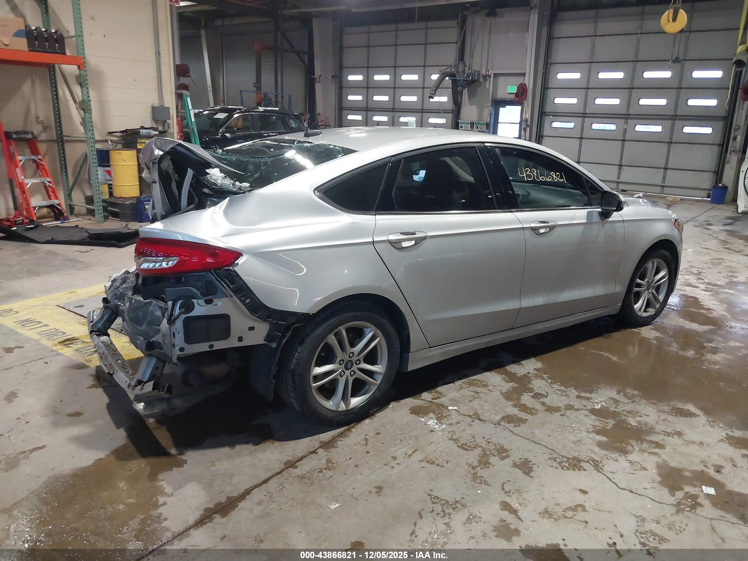 FORD FUSION image 4