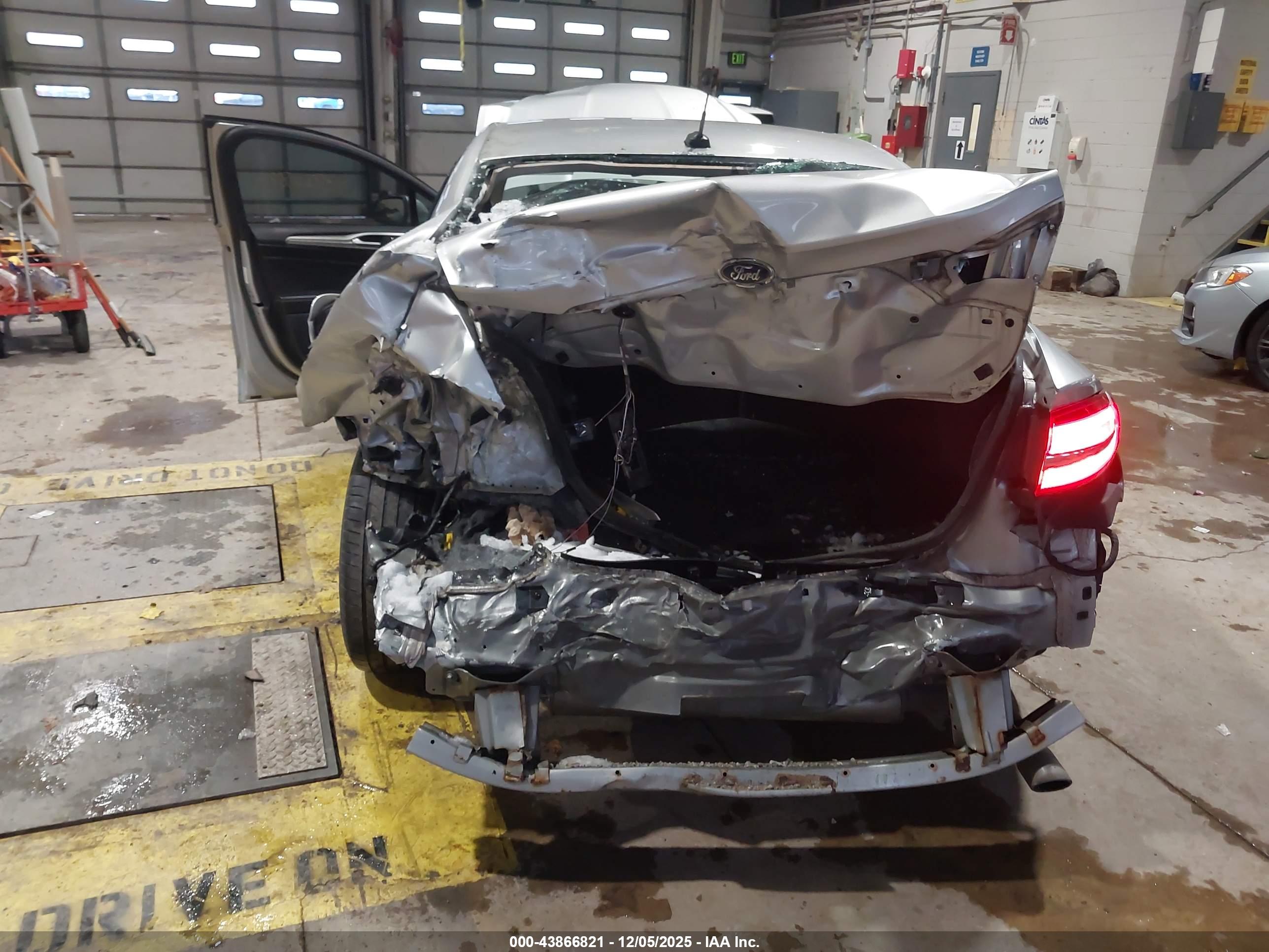 FORD FUSION image 6