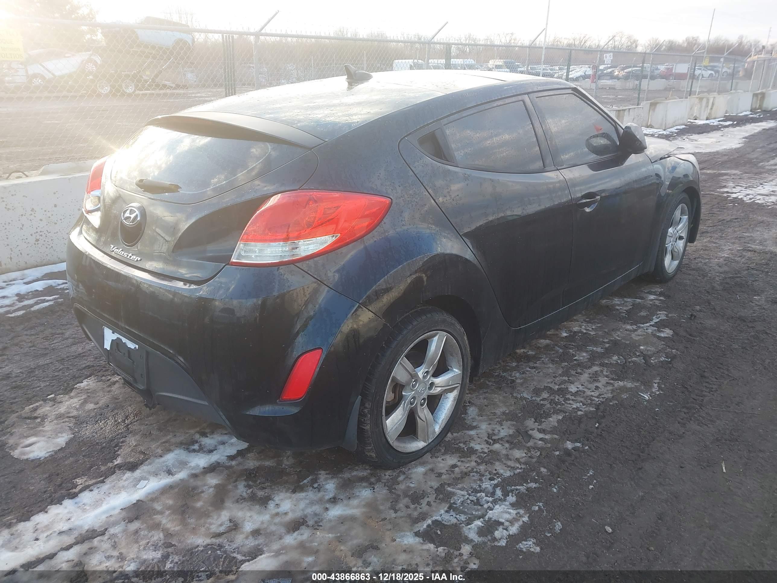 HYUNDAI VELOSTER image 4