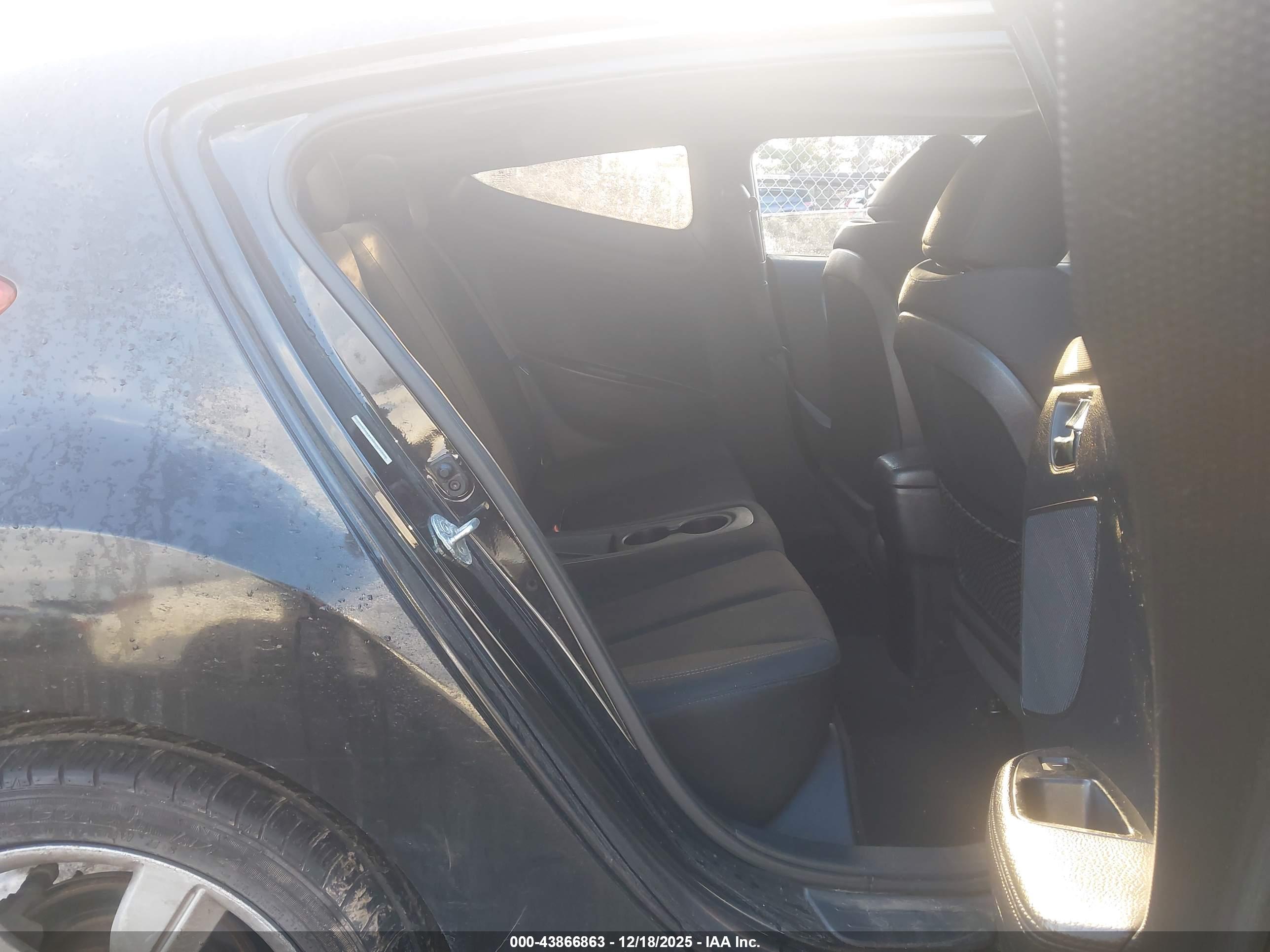 HYUNDAI VELOSTER image 8