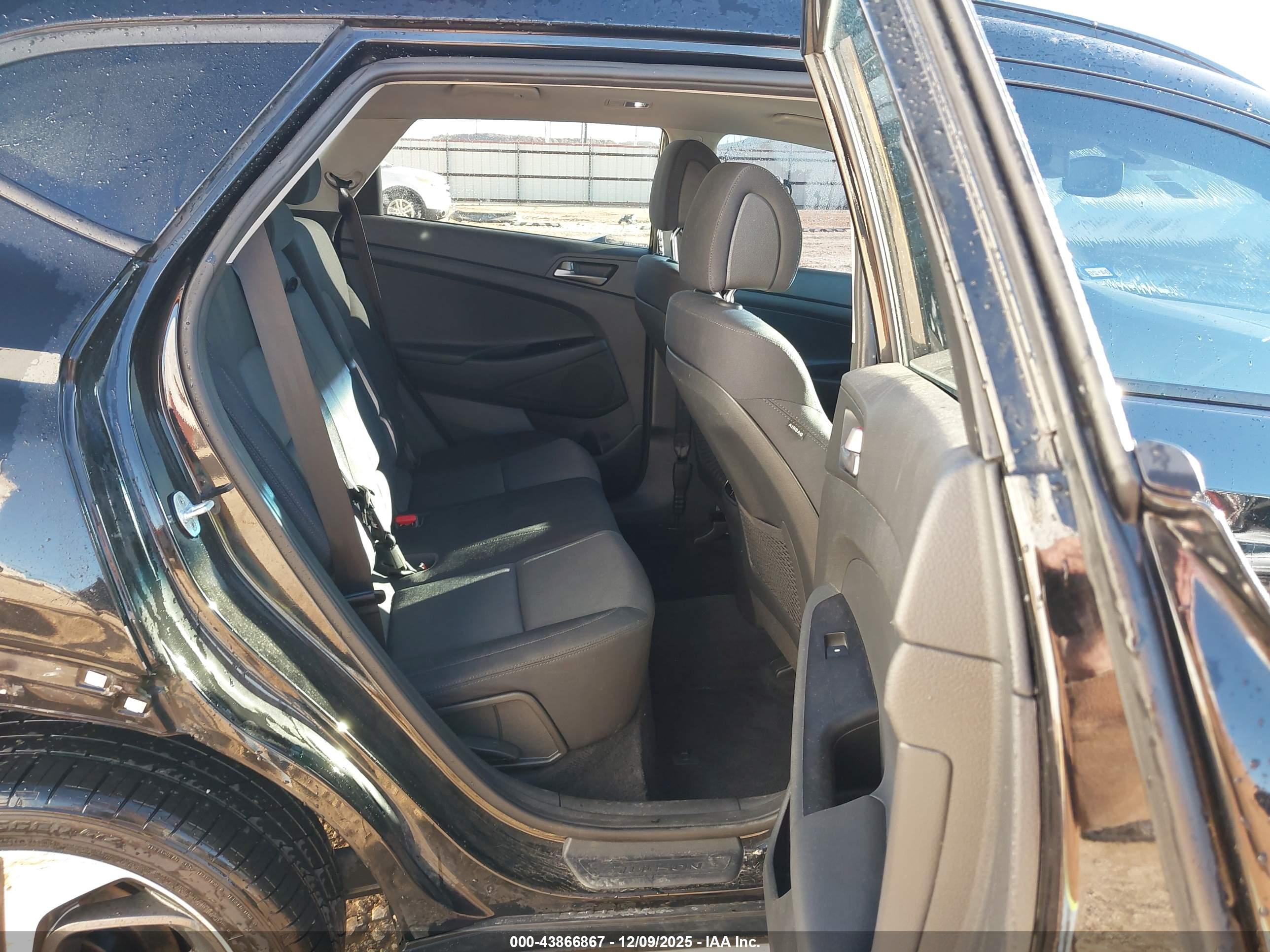 HYUNDAI TUCSON image 8
