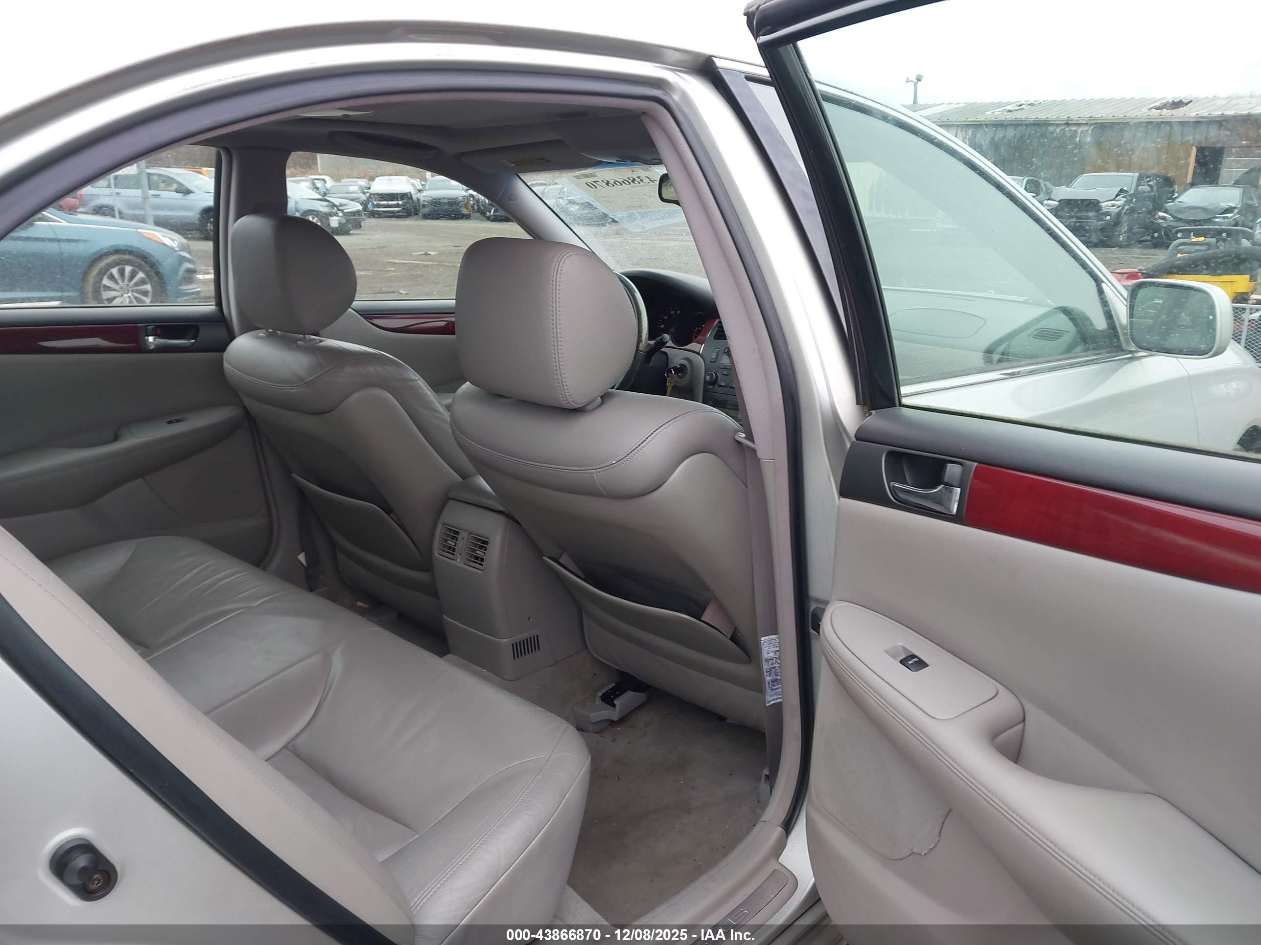 LEXUS ES image 8