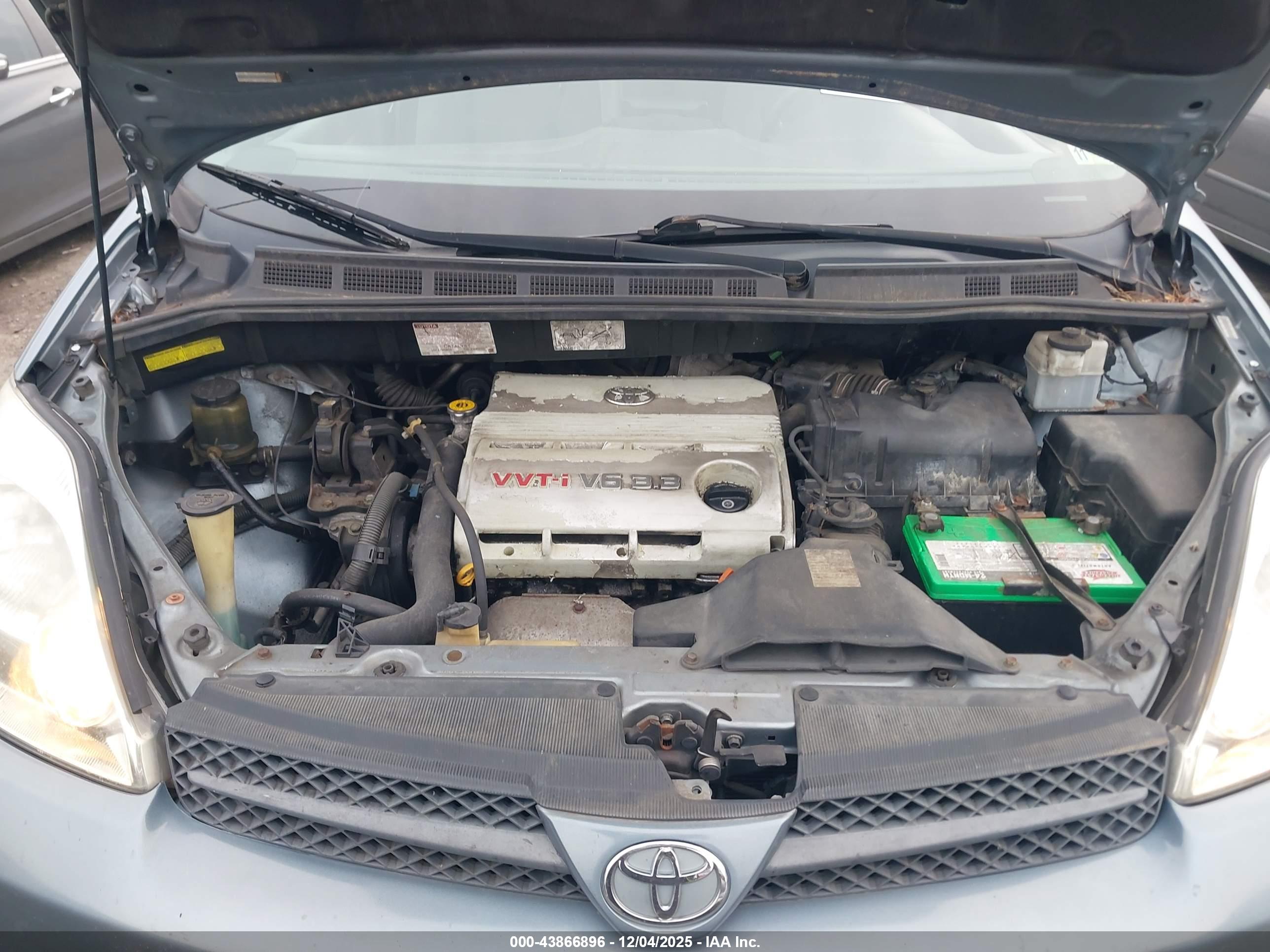 TOYOTA SIENNA image 10