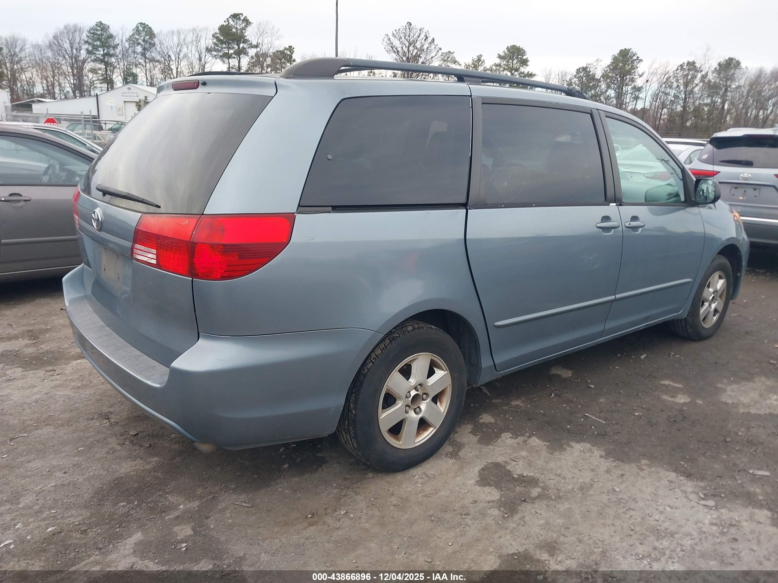 TOYOTA SIENNA image 4