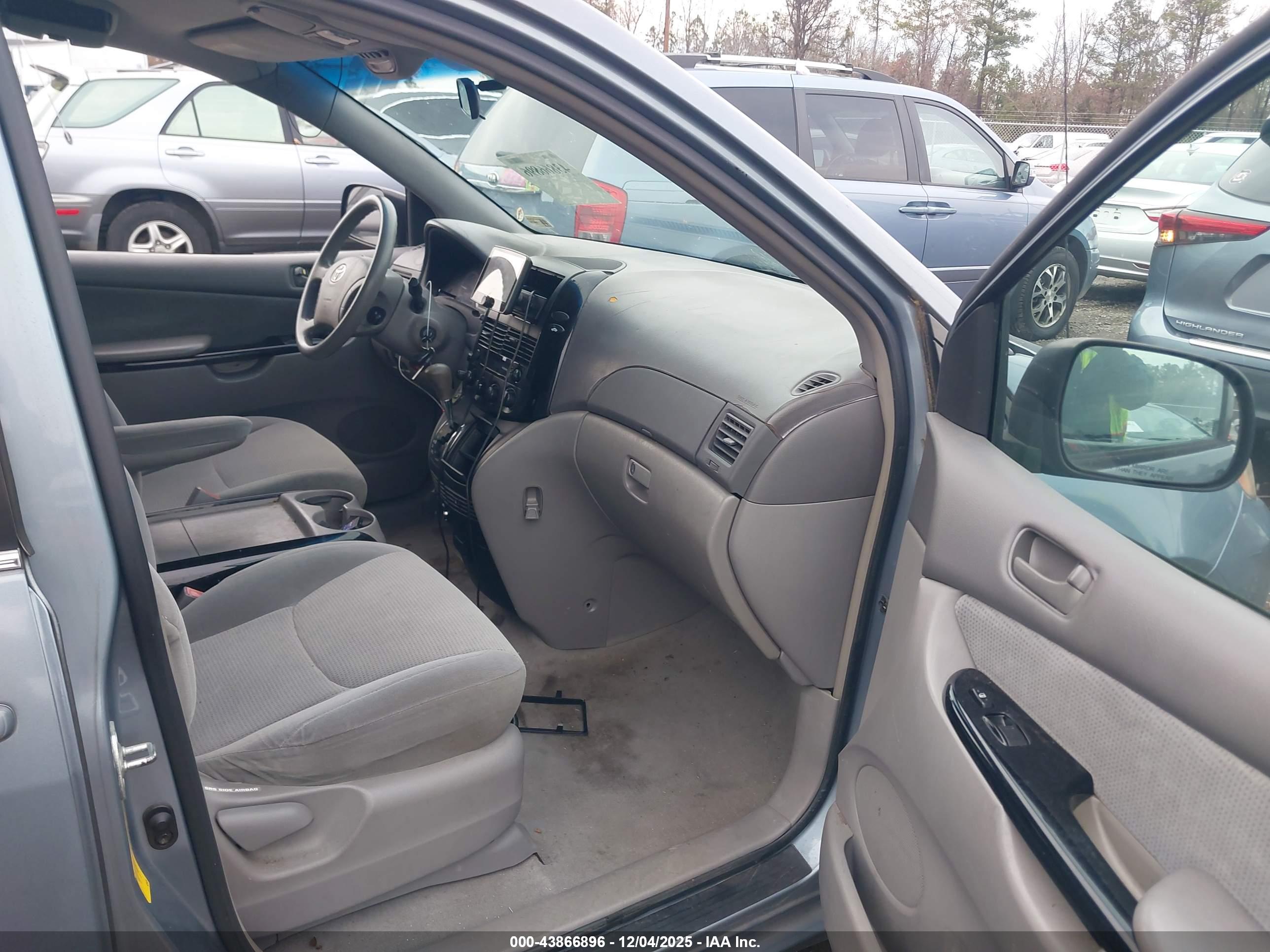 TOYOTA SIENNA image 5
