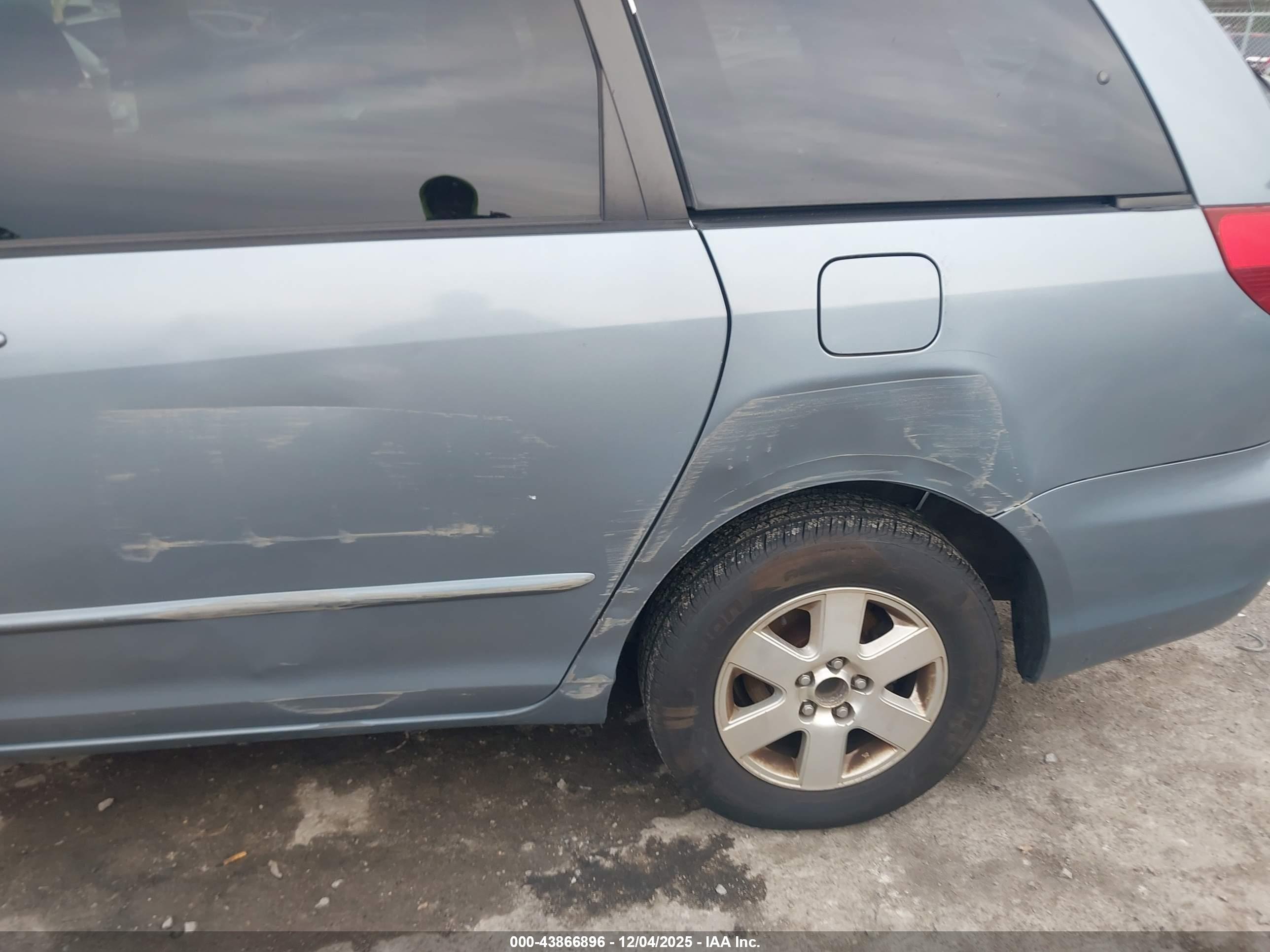 TOYOTA SIENNA image 6