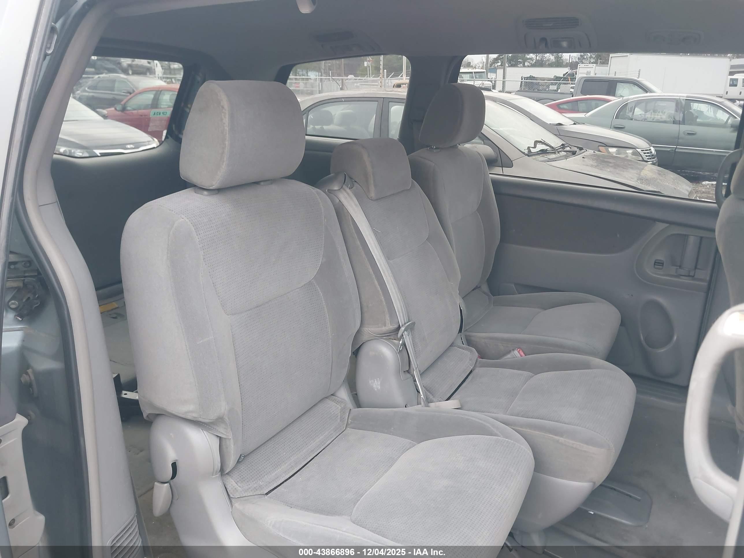 TOYOTA SIENNA image 8