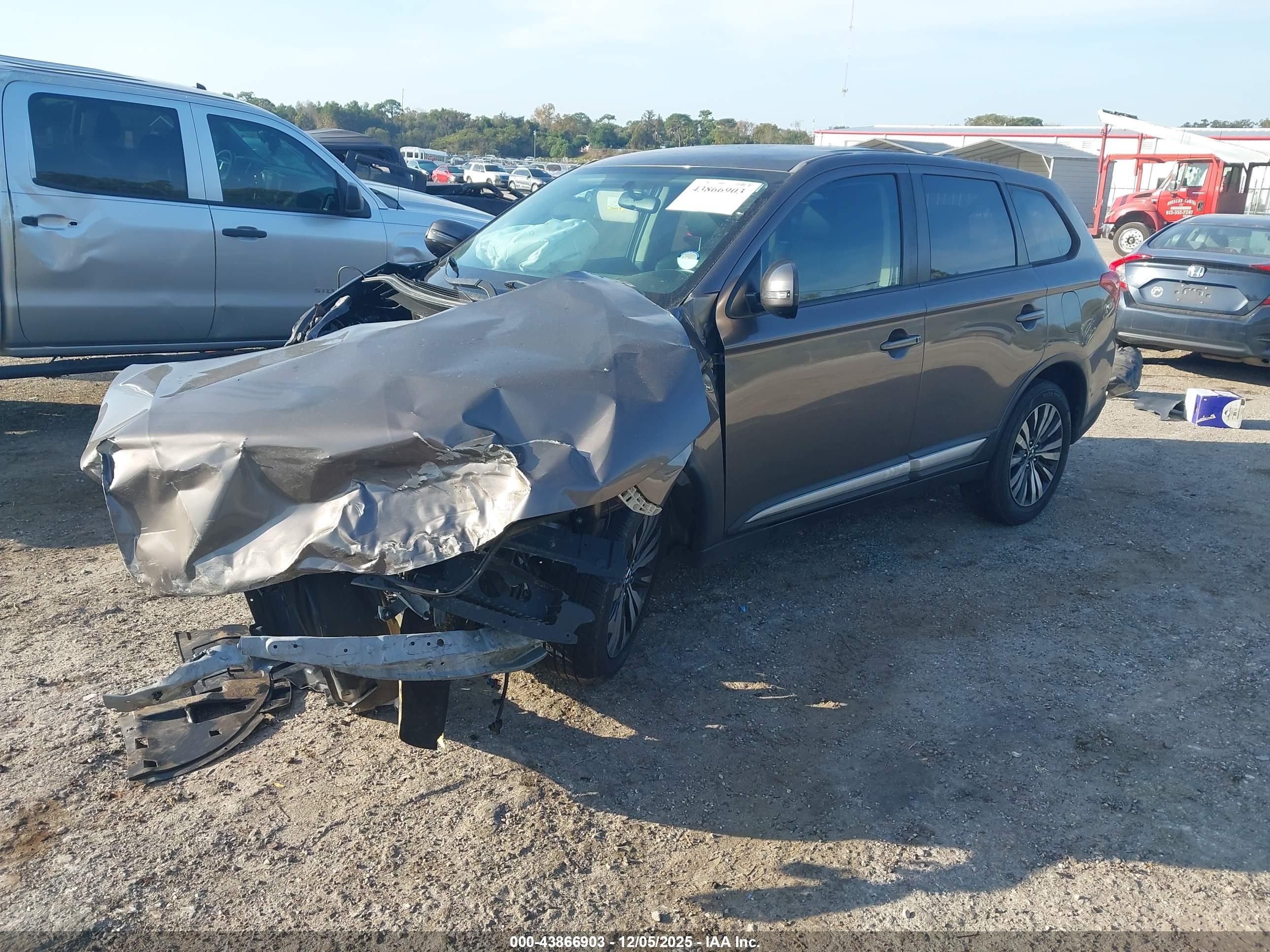 MITSUBISHI OUTLANDER image 2