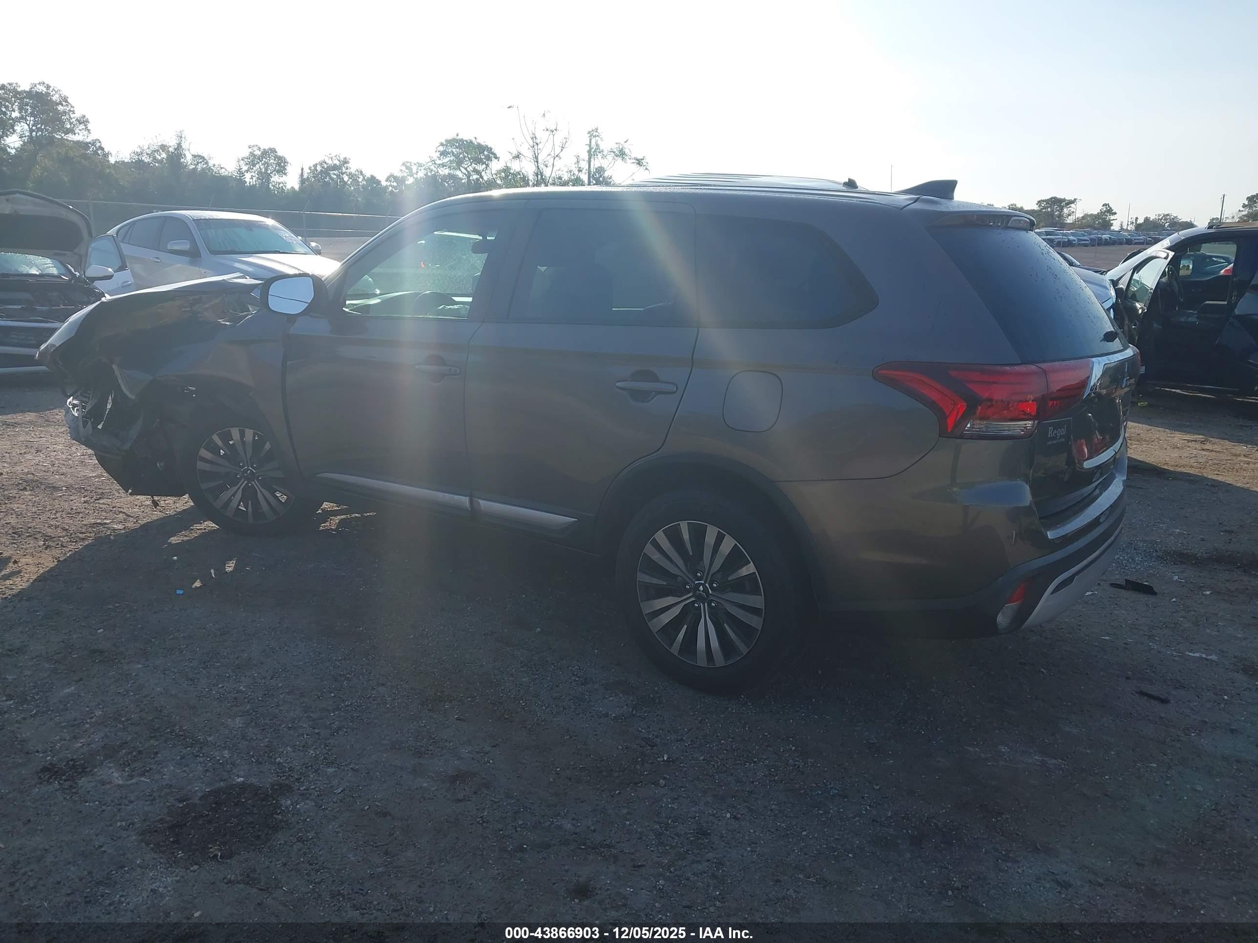 MITSUBISHI OUTLANDER image 3