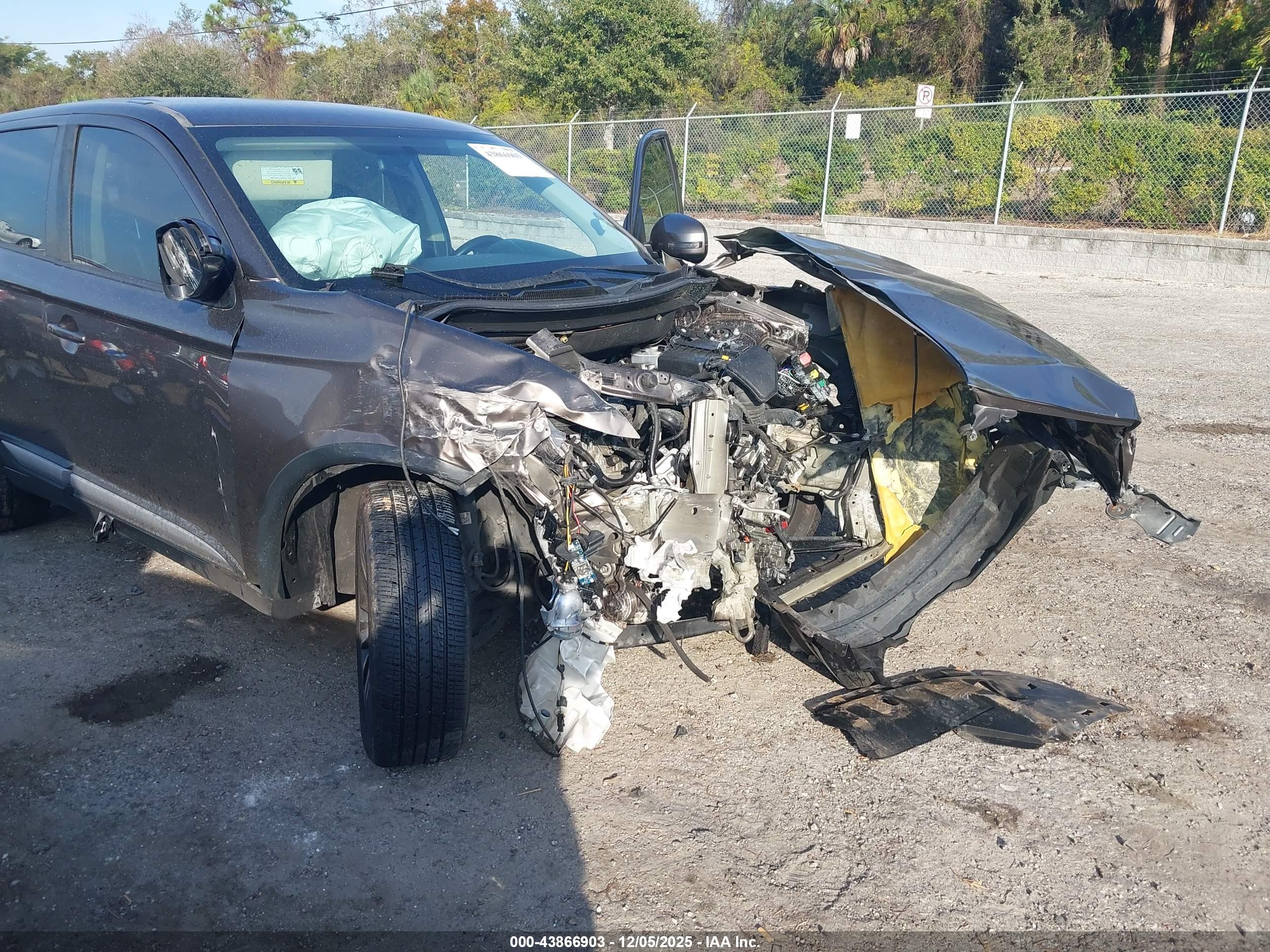 MITSUBISHI OUTLANDER image 6