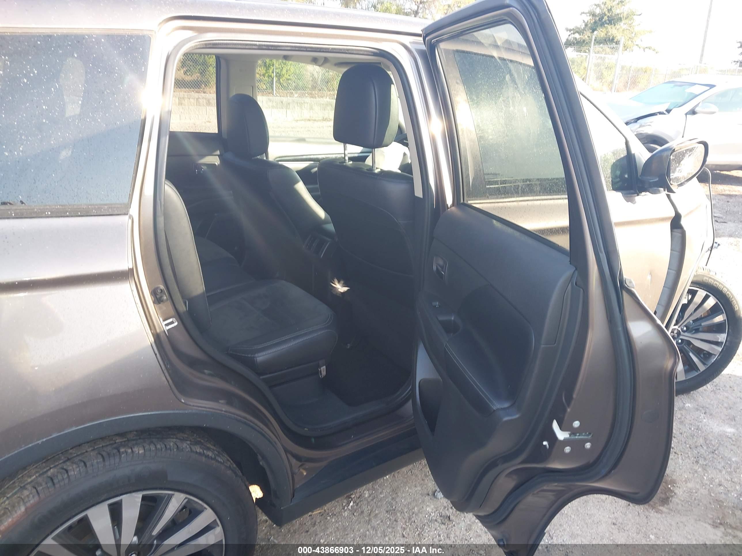 MITSUBISHI OUTLANDER image 8