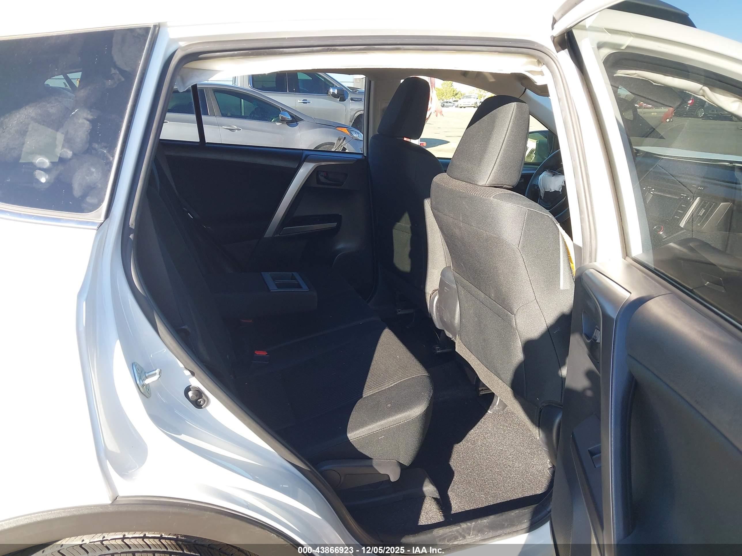 TOYOTA RAV4 image 8