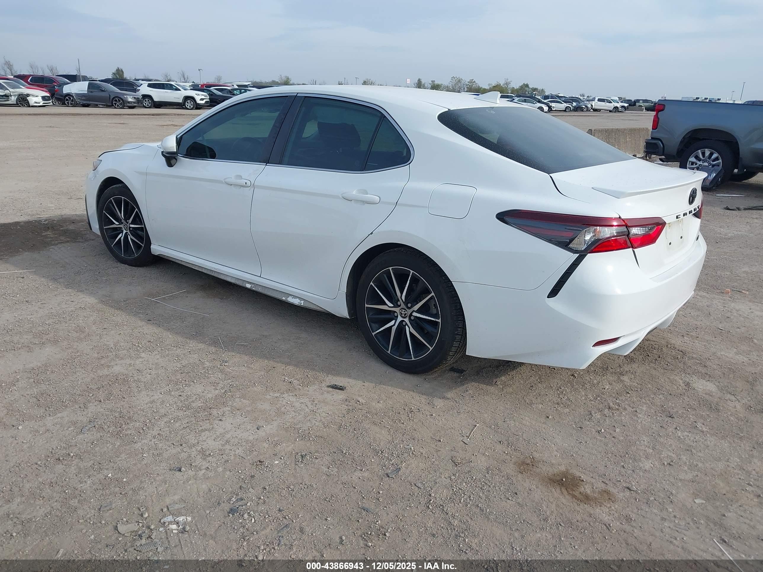 TOYOTA CAMRY image 3
