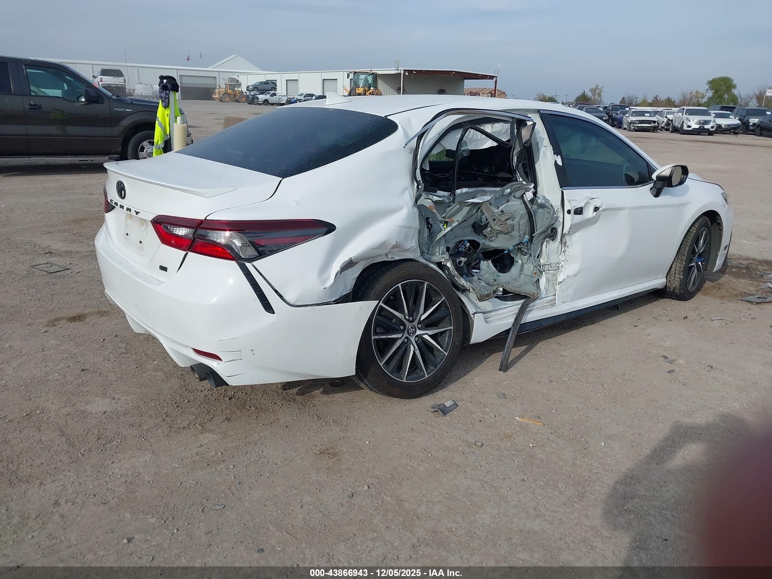 TOYOTA CAMRY image 4