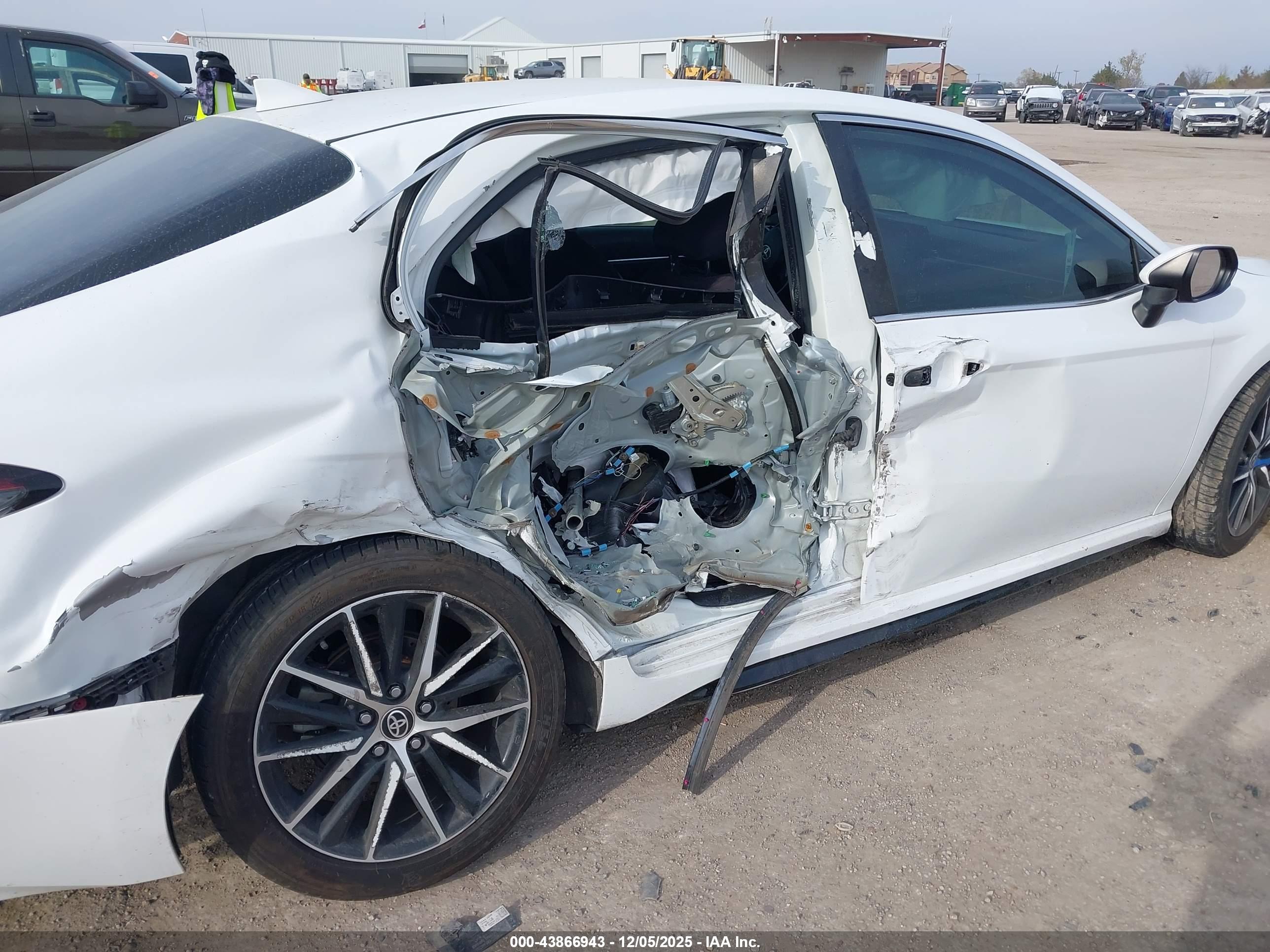 TOYOTA CAMRY image 6