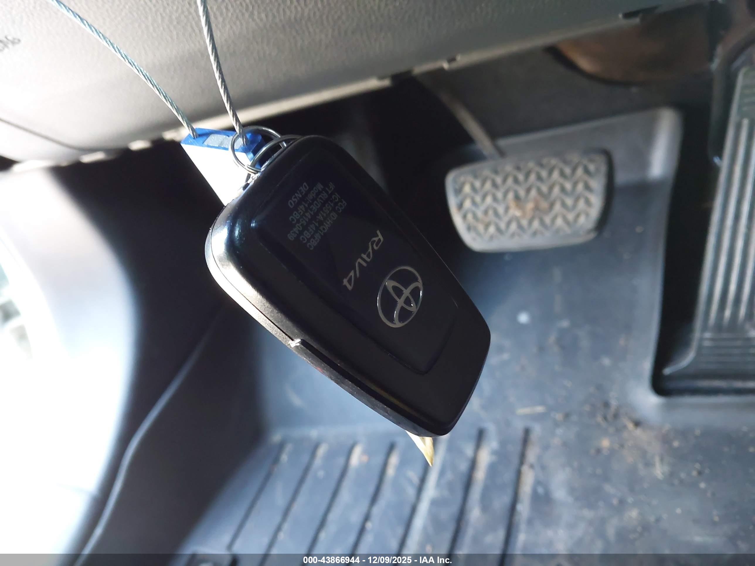 TOYOTA RAV4 image 11