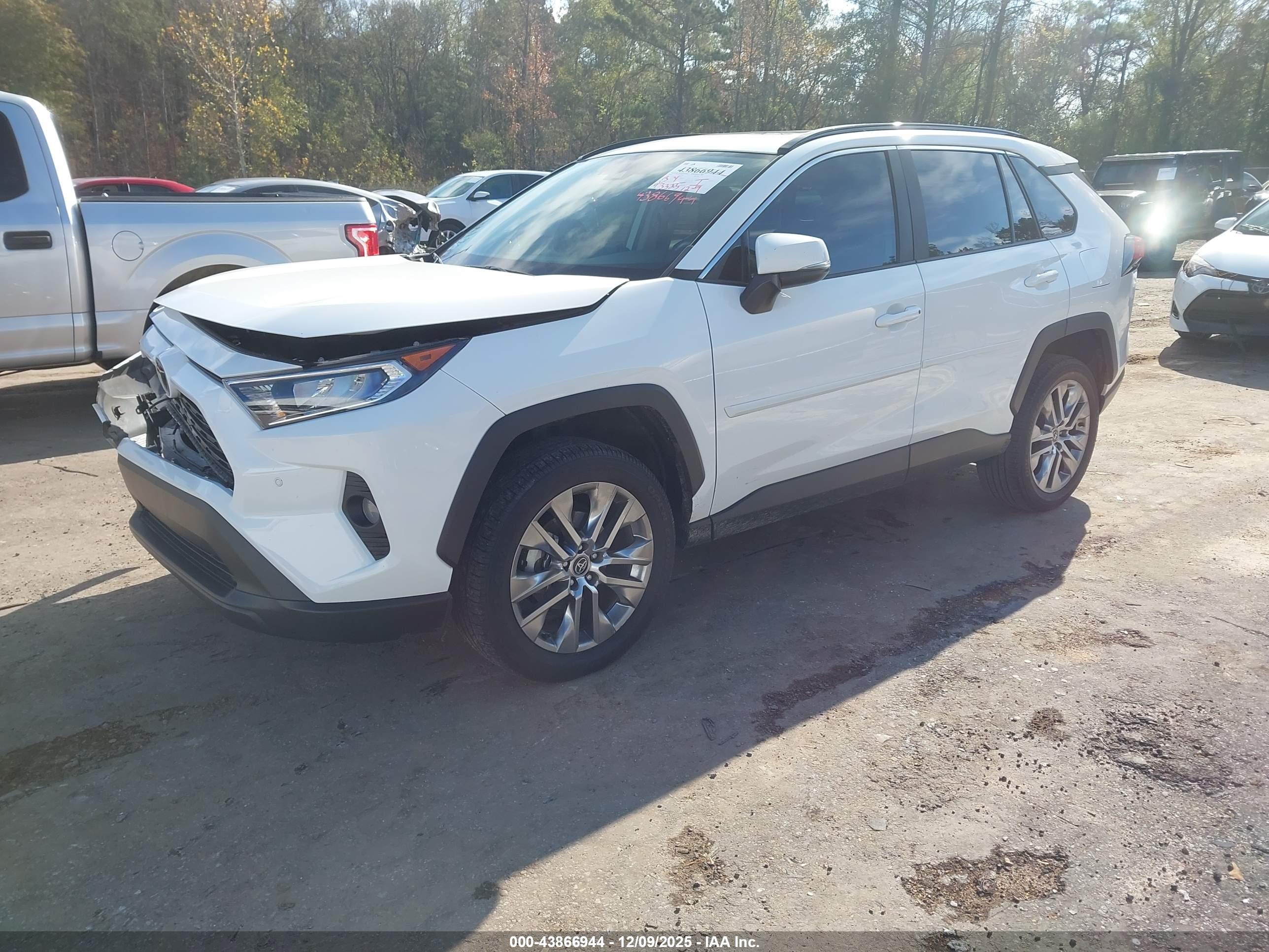 TOYOTA RAV4 image 2