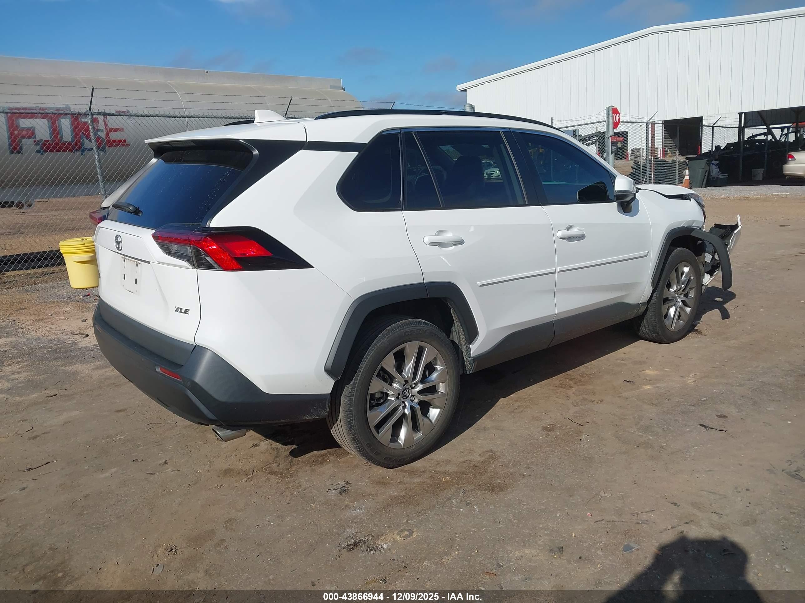 TOYOTA RAV4 image 4