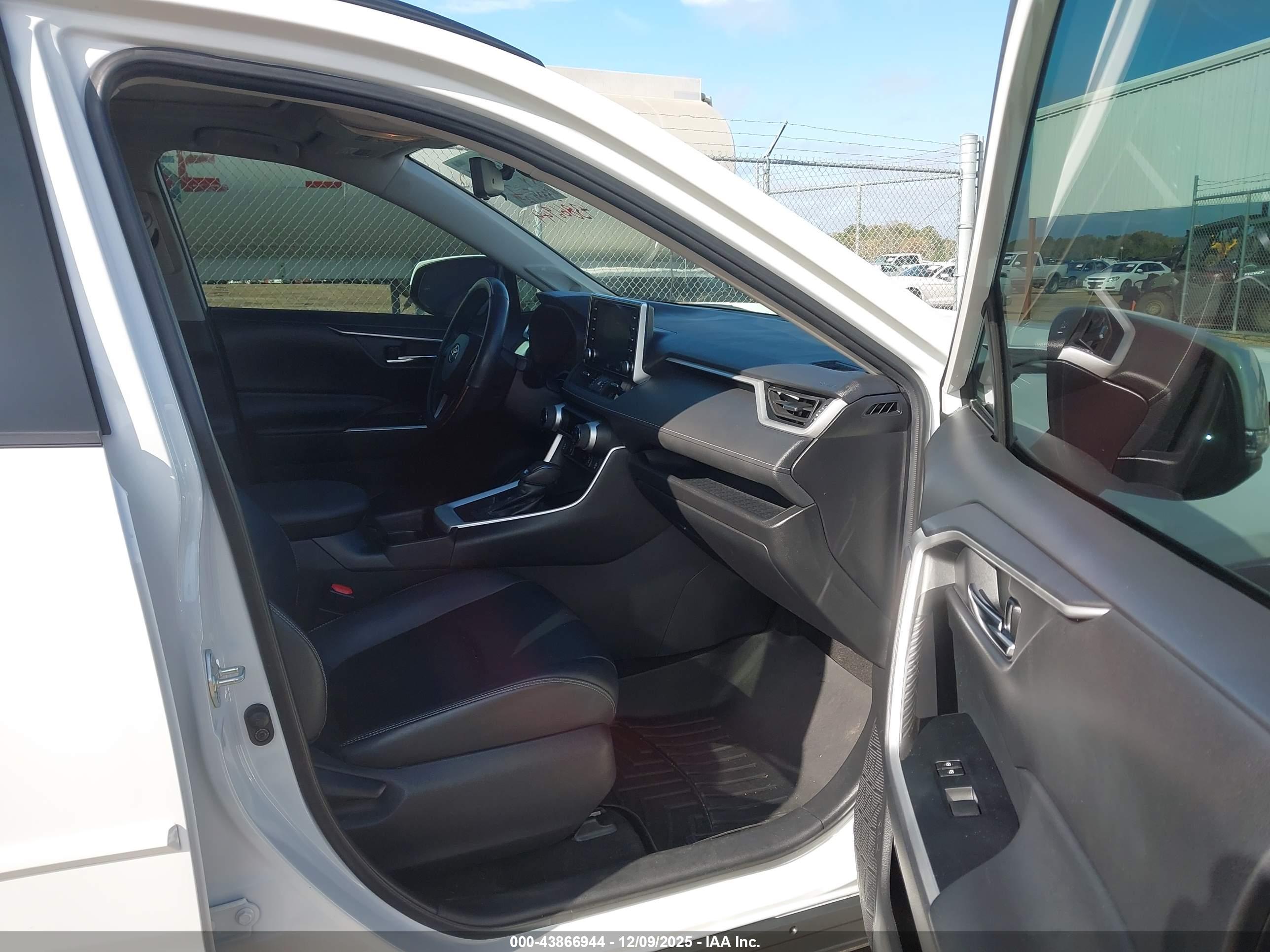 TOYOTA RAV4 image 5